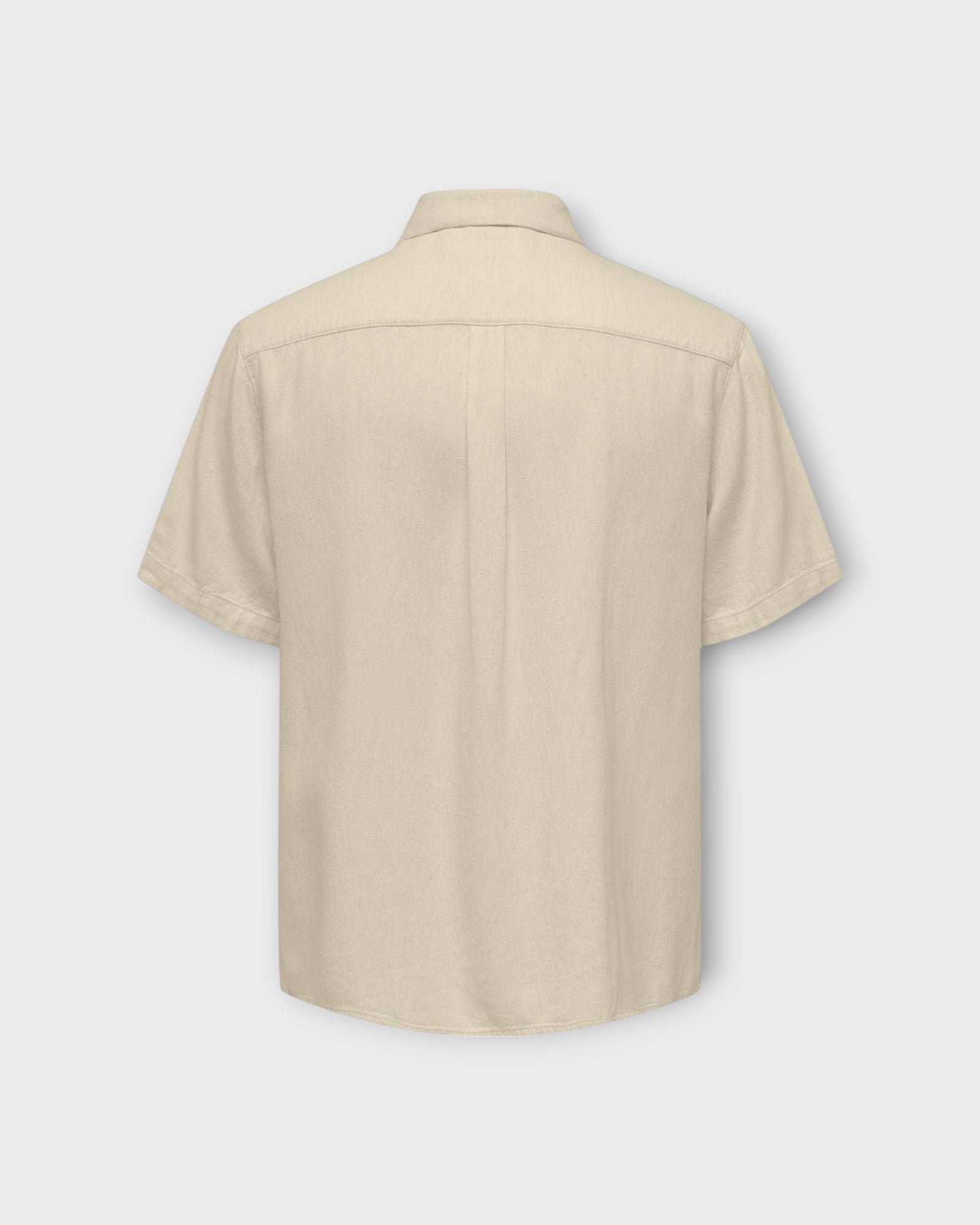 Kari SS Shirt Linen Oatmeal fra Only and Sons. Kortærmet sandfarvet hørskjorte til mænd med 2 brystlommer. Her set bagfra.