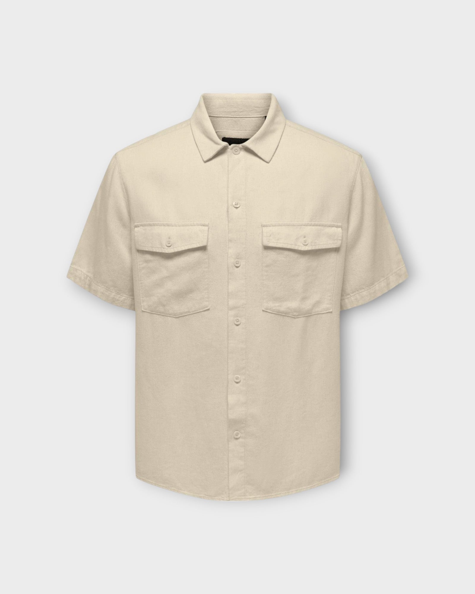 Kari SS Shirt Linen Oatmeal fra Only and Sons. Kortærmet sandfarvet hørskjorte til mænd med 2 brystlommer. Her set forfra.