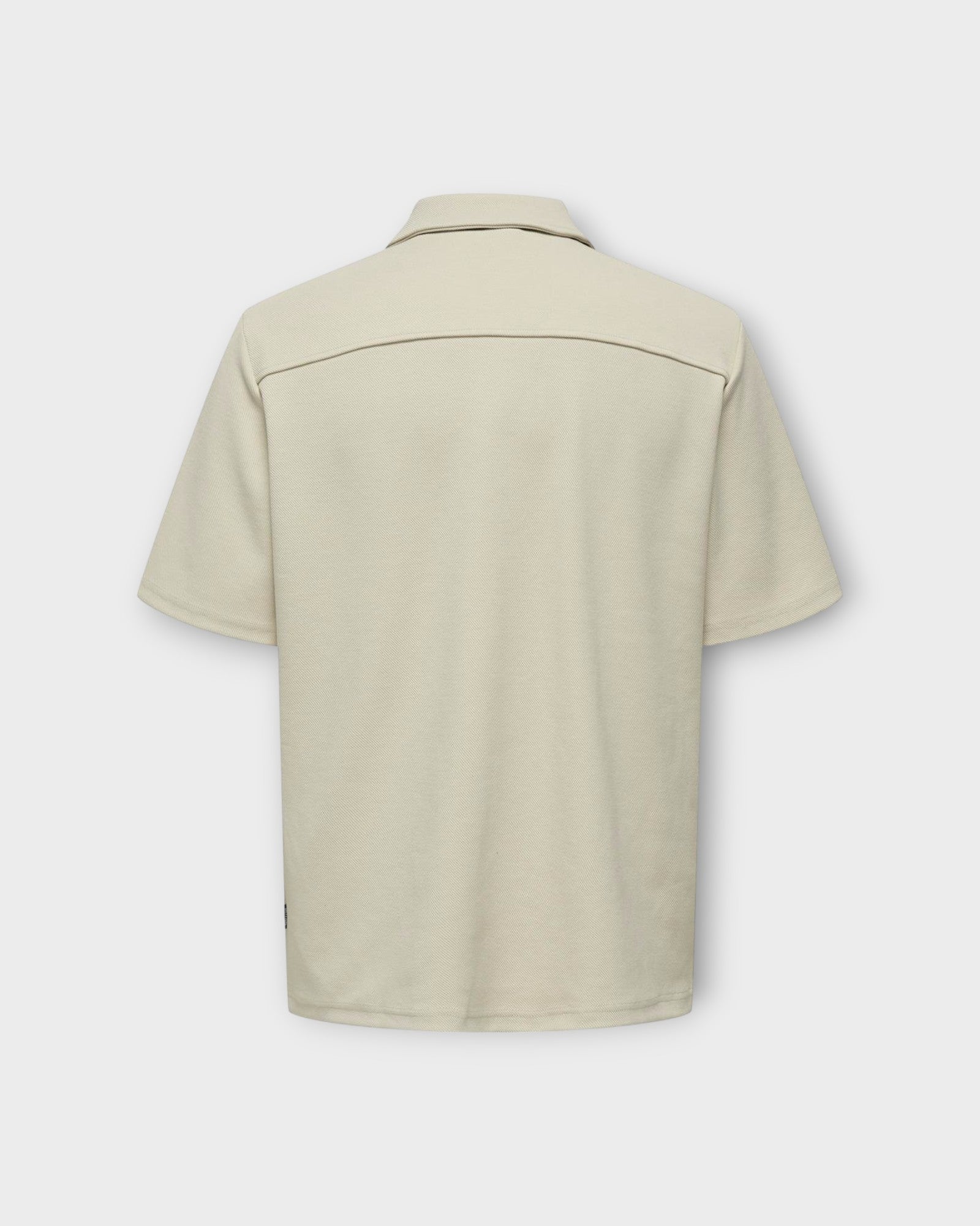  Kodyl SS Shirt Sweat Chinchilla fra Only and Sons. Lys Sandfarvet Kortærmet skjorte til mænd. Her set bagfra.