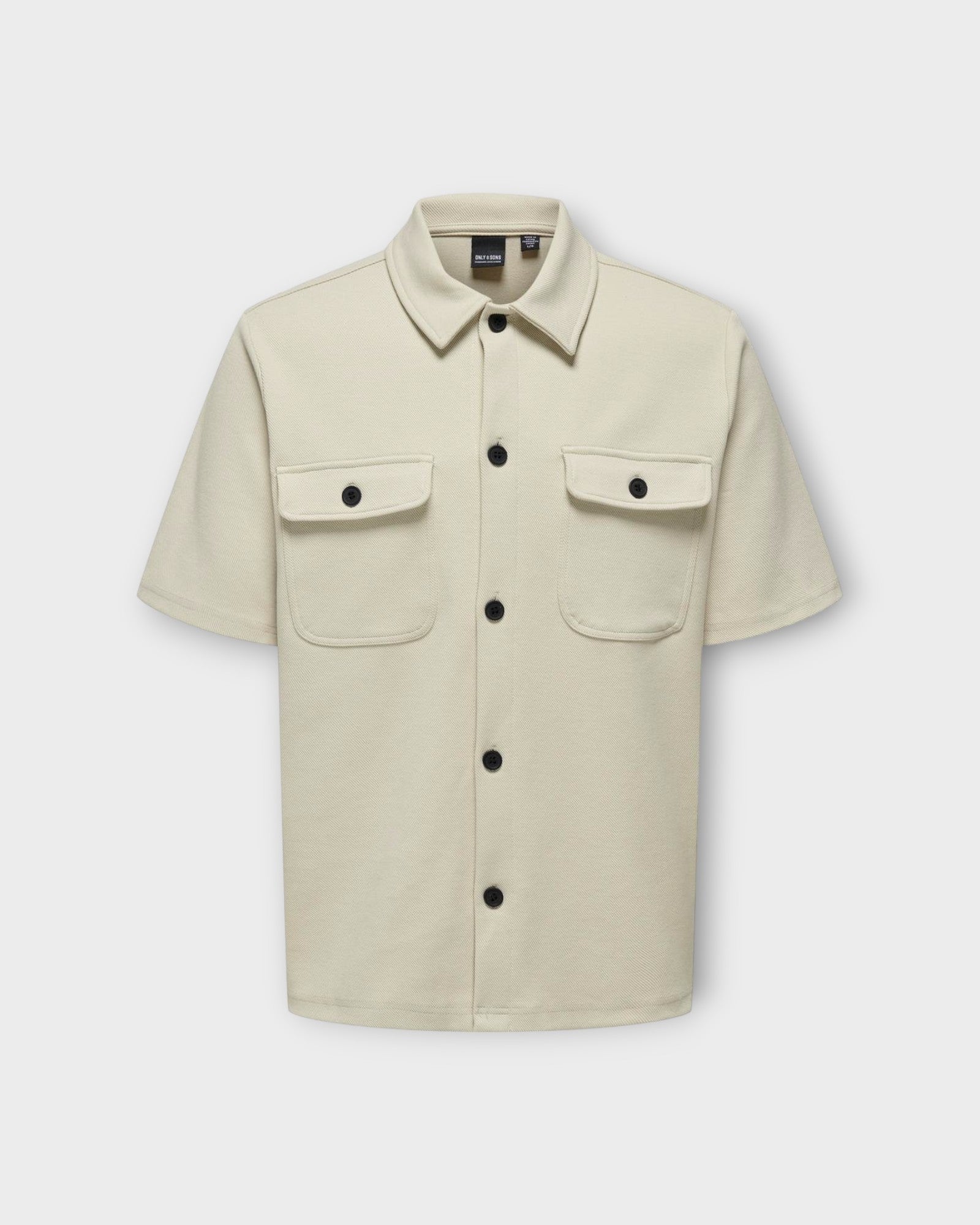  Kodyl SS Shirt Sweat Chinchilla fra Only and Sons. Lys Sandfarvet Kortærmet skjorte til mænd. Her set forfra.