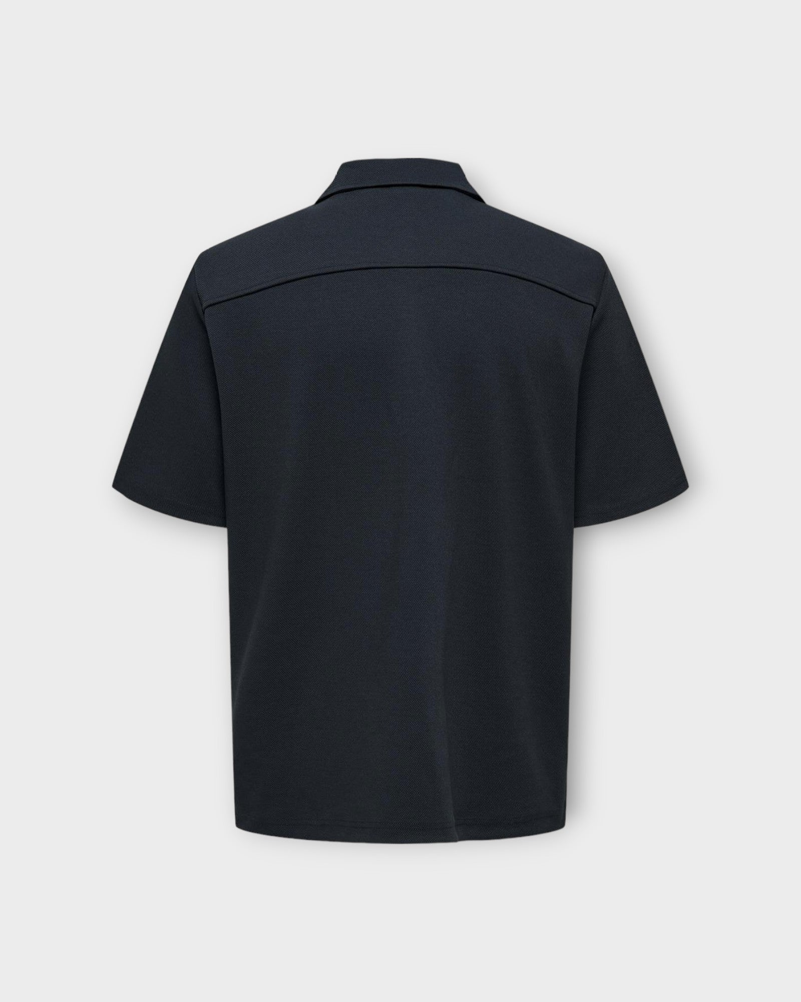 Kodyl SS Shirt Sweat Dark Navy fra Only and Sons. Kortærmet navy blå skjorte i sweat kvalitet. Her set bagfra.