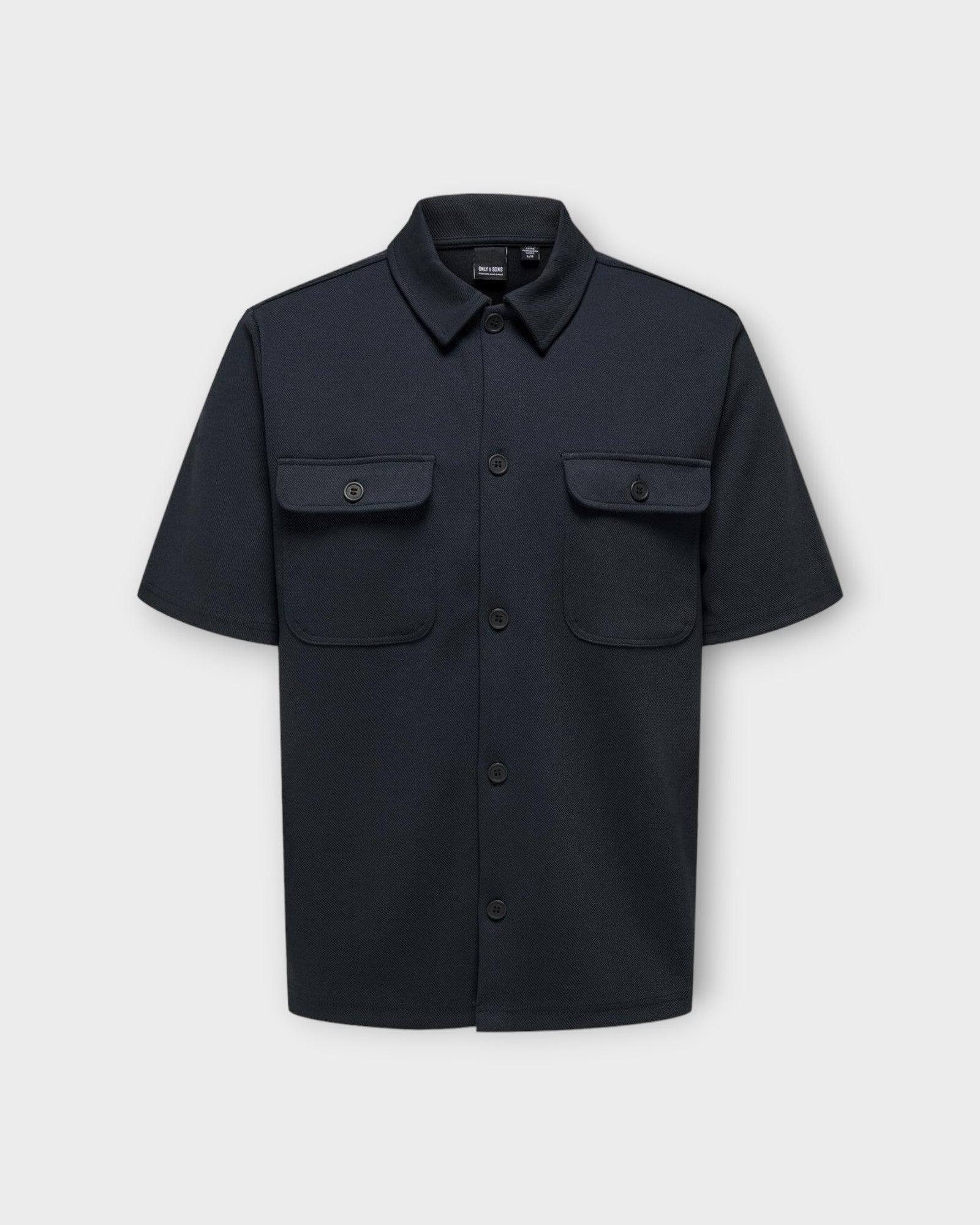 Kodyl SS Shirt Sweat Dark Navy fra Only and Sons. Kortærmet navy blå skjorte i sweat kvalitet. Her set forfra.