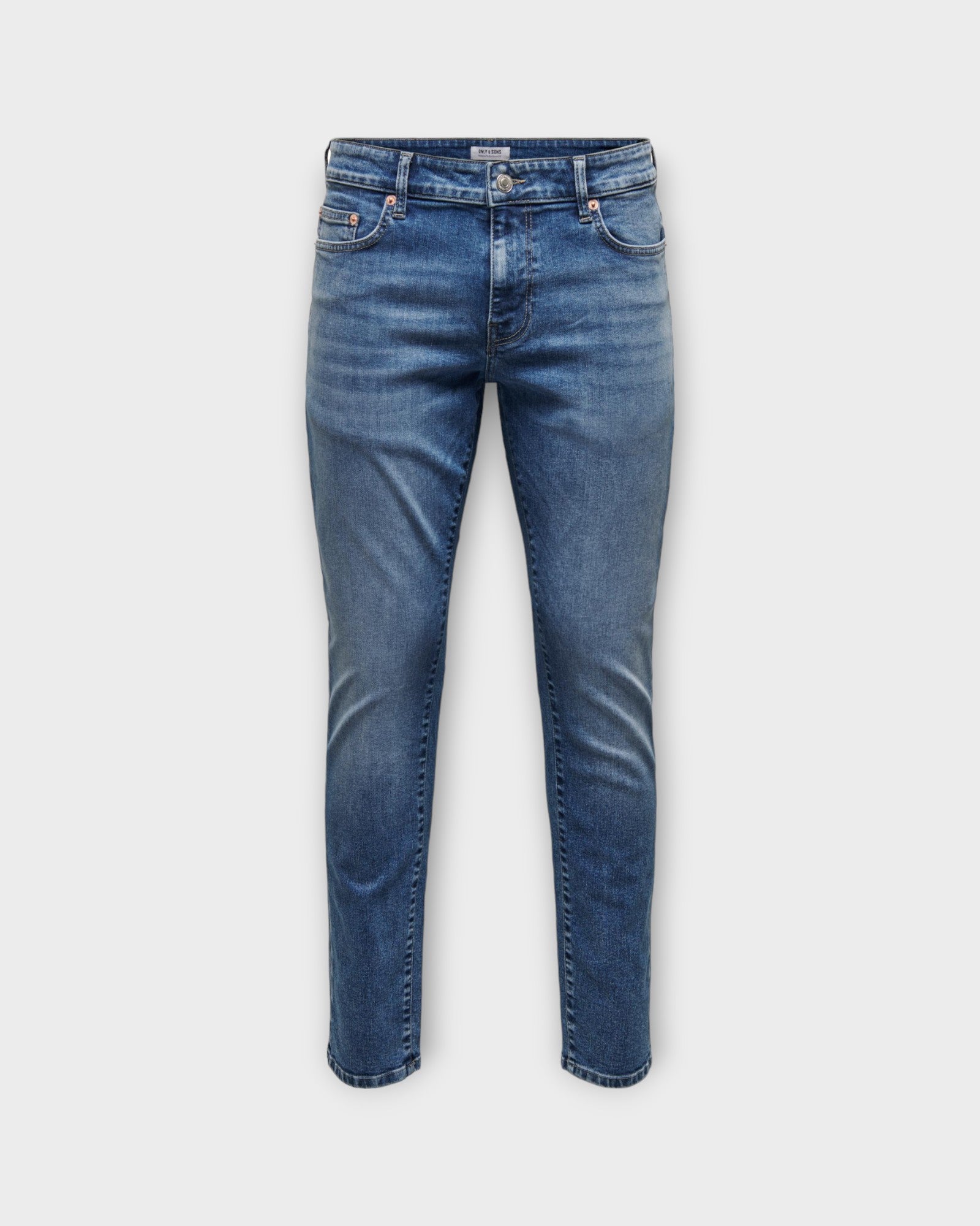 Loom Slim D. Blue 7778 Dnm Jeans Ot  Medium Blue Denim. Mellem blå forvasket Only and Sons Jeans til Mænd. Her set forfra.