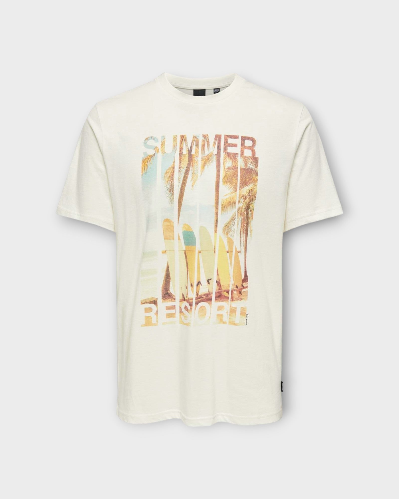 Magdy Life Photoprint SS Tee Cloud Dancer Summer fra Only and Sons. Rå hvid printet T-shirt til mænd. Her set i summer udgaven forfra.