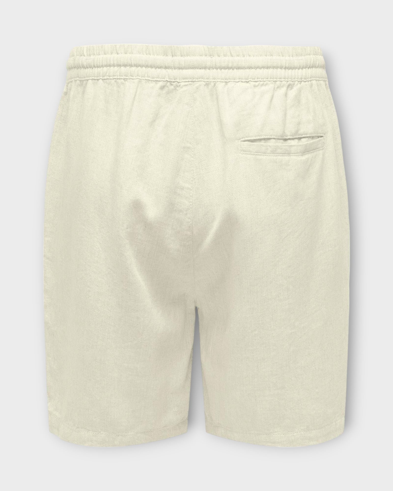Stel Viscose Linen Shorts White fra Only and Sons. Hvide hør shorts til mænd med elastik og snører i livet. Her set bagfra.
