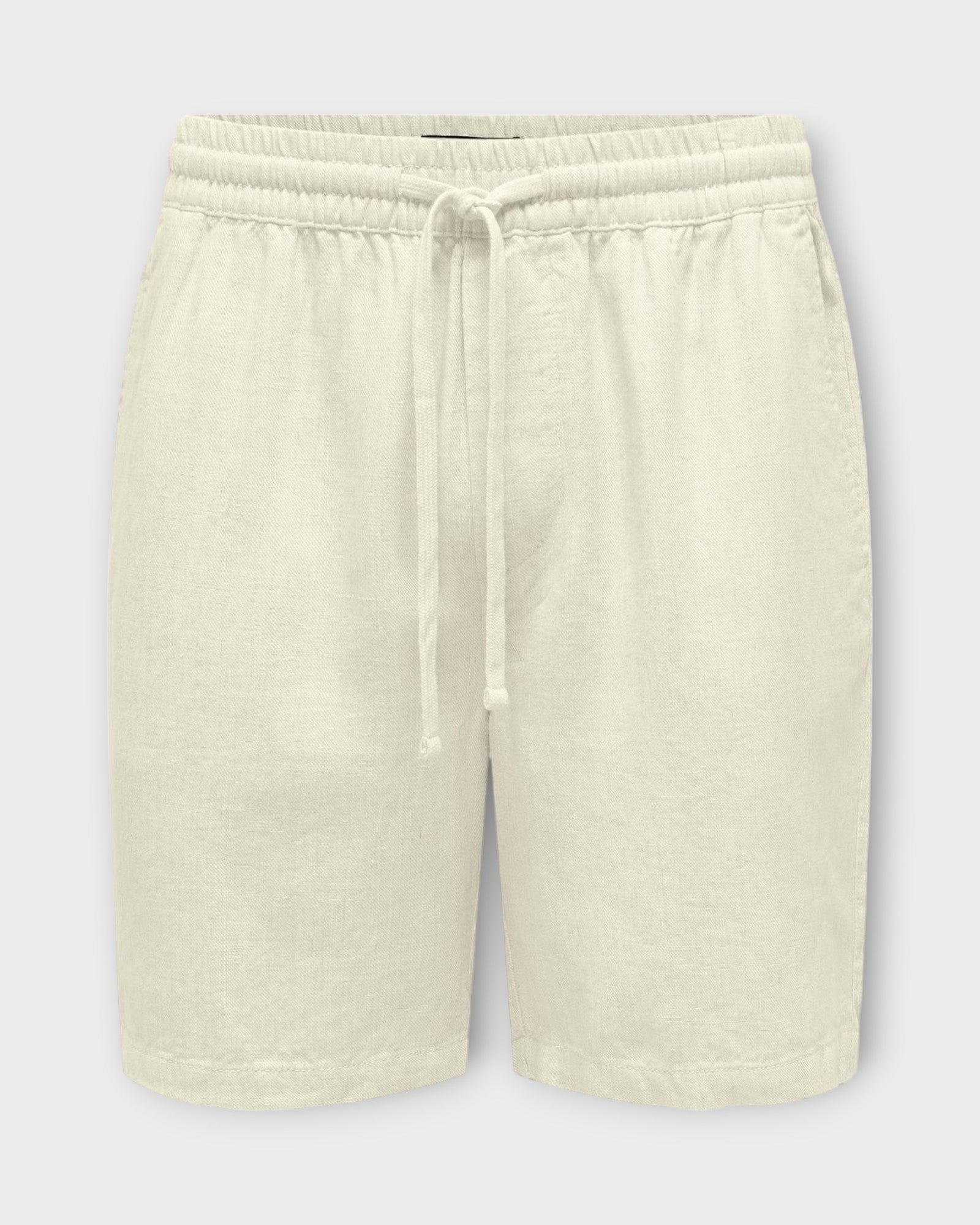 Stel Viscose Linen Shorts White fra Only and Sons. Hvide hør shorts til mænd med elastik og snører i livet. Her set forfra.