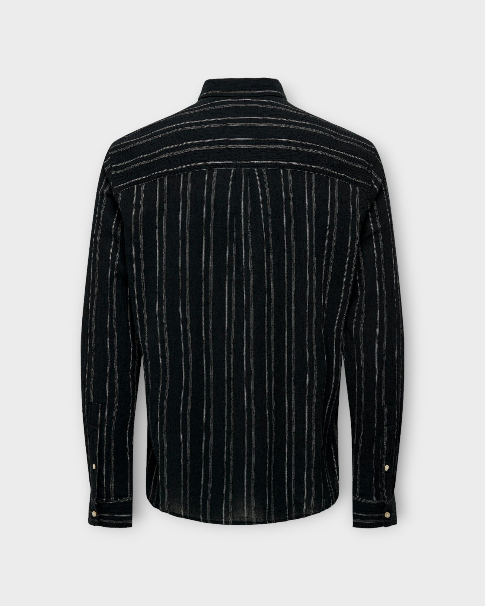 Sweet Ls Striped Shirt Black - Sort Stribet Only & Sons Skjorte til Mænd. Her set bagfra.