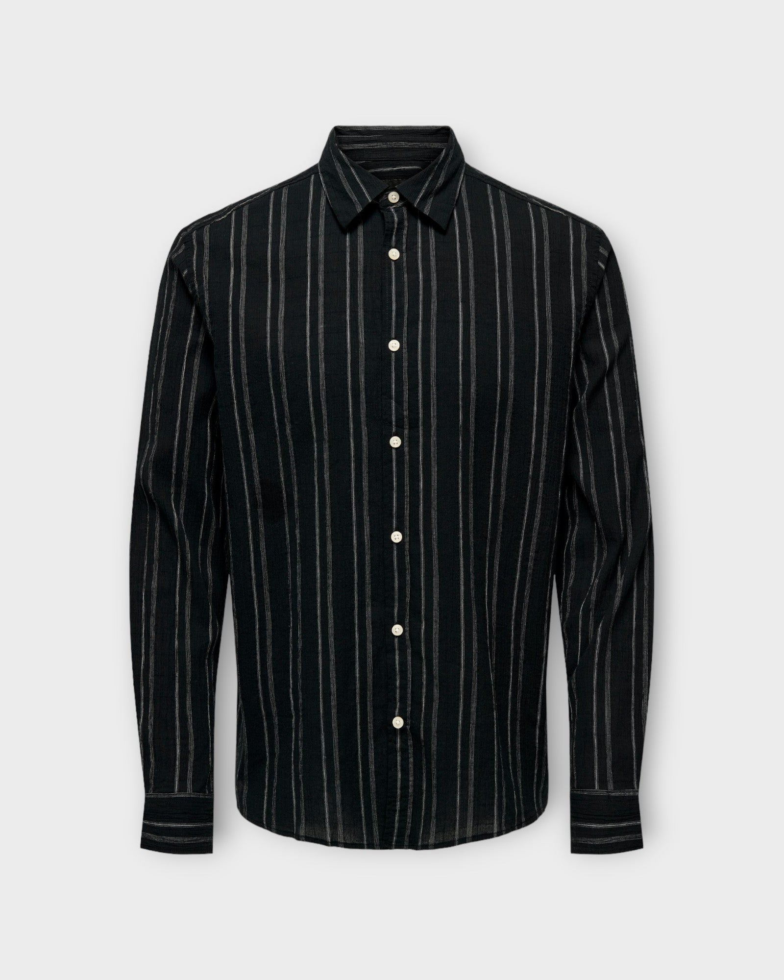 Sweet Ls Striped Shirt Black - Sort Stribet Only & Sons Skjorte til Mænd. Her set forfra.