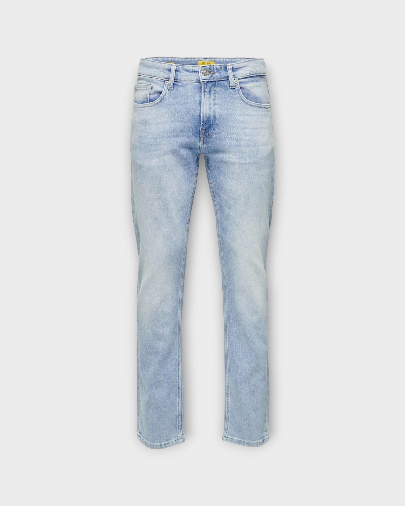 Weft Reg LB 4873 Light Blue Denim fra Only and Sons. Lyseblå forvasket regular fit jeans til mænd. Her set forfra.