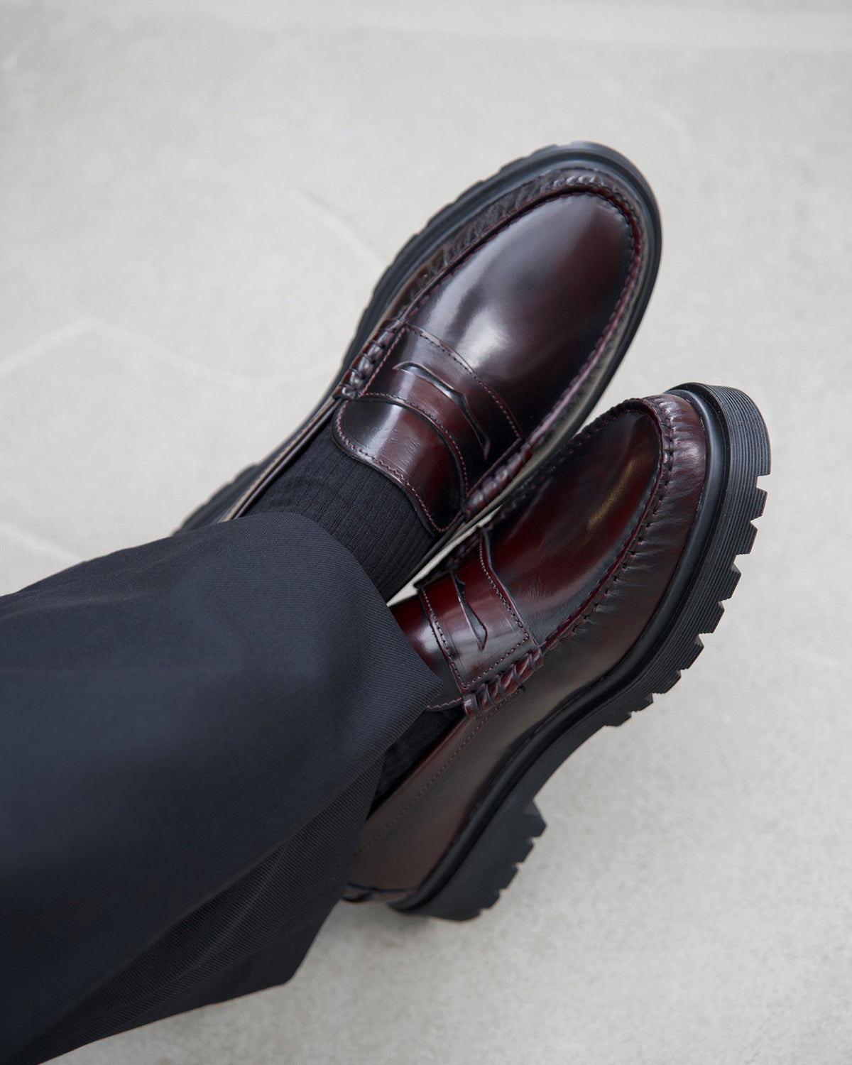 Playboy Austin loafers i bordo poleret læder, vist fra siden med detaljerede syninger og elegante design.