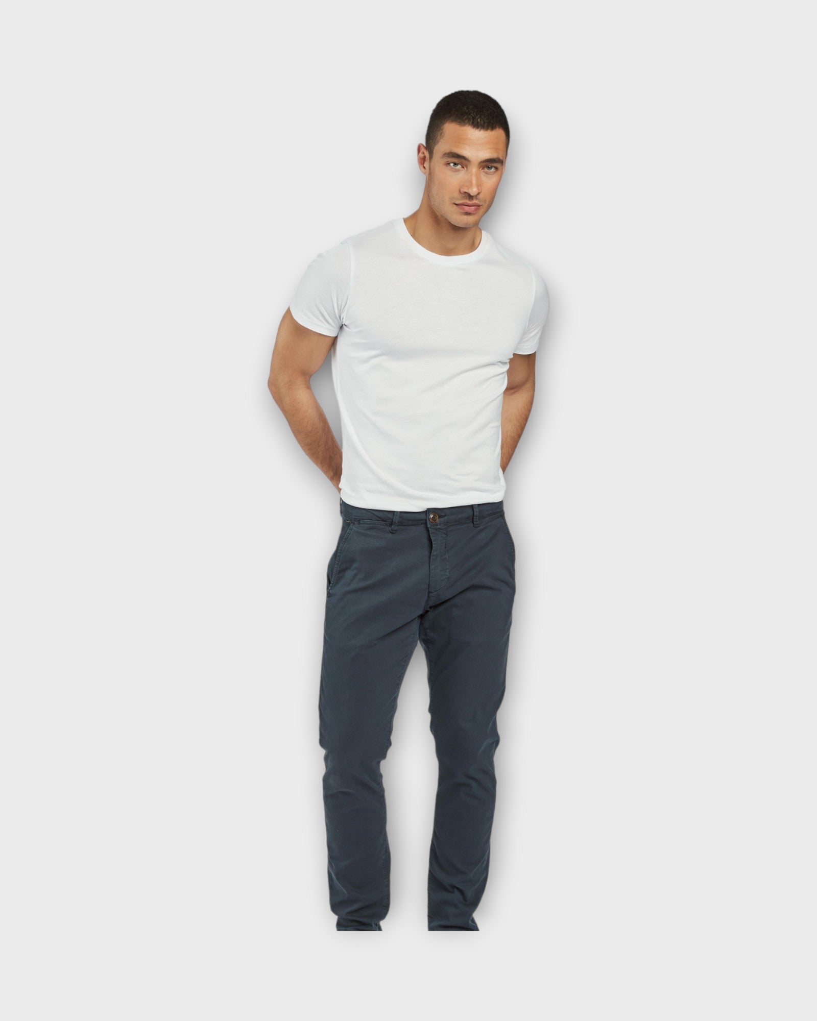 Paul K3280 Dale Chino Navy, blå herre chinos fra Gabba. Her set på model forfra.