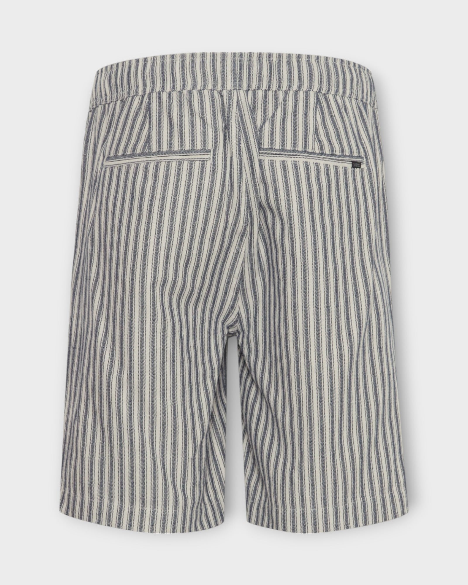 Phelix Striped Shorts  Dark Navy, et par stribet Casual Friday hør shorts til mænd. Regular fit med snører og elastik i livet. Her set bagfra.
