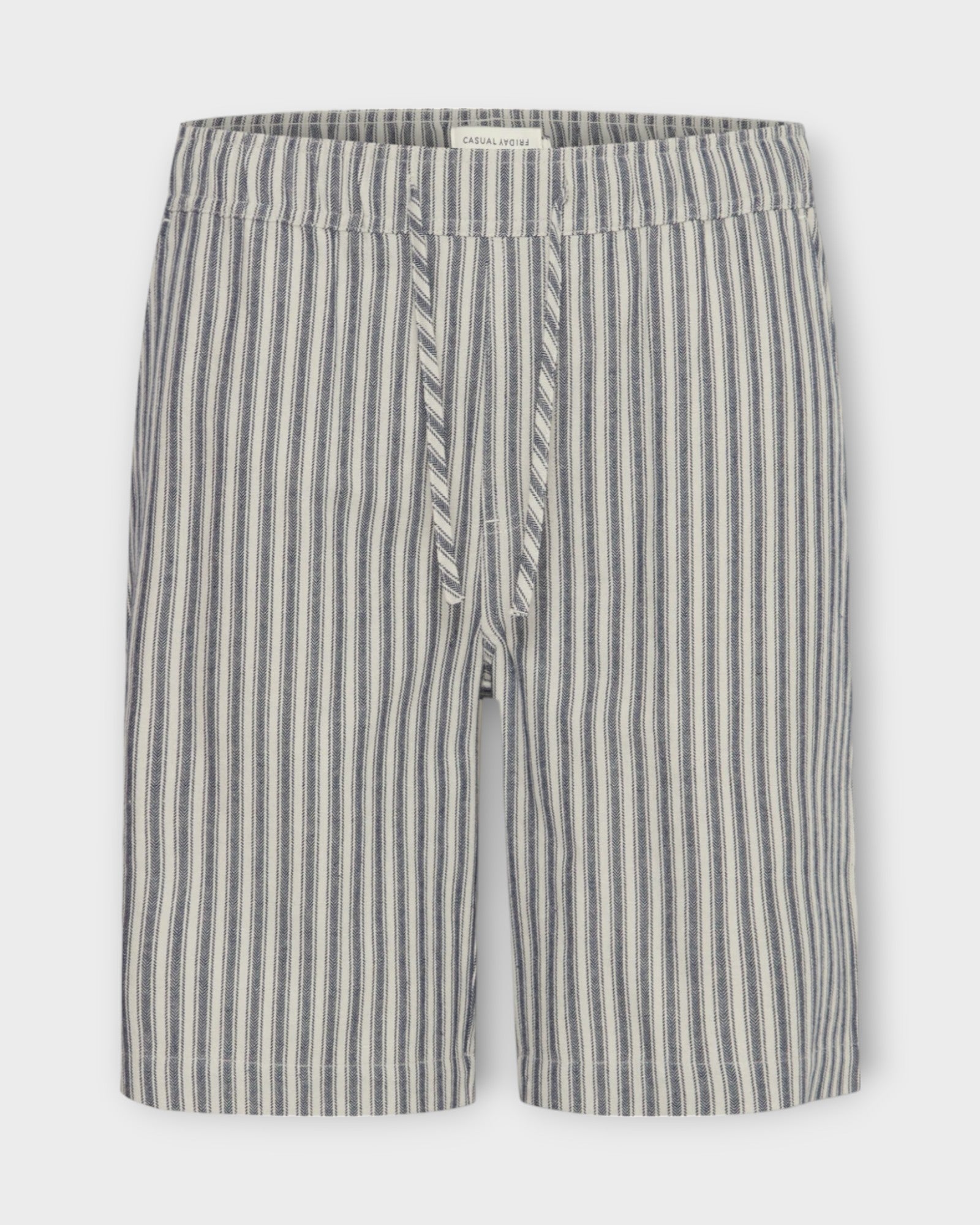 Phelix Striped Shorts  Dark Navy, et par stribet Casual Friday hør shorts til mænd. Regular fit med snører og elastik i livet. Her set forfra.