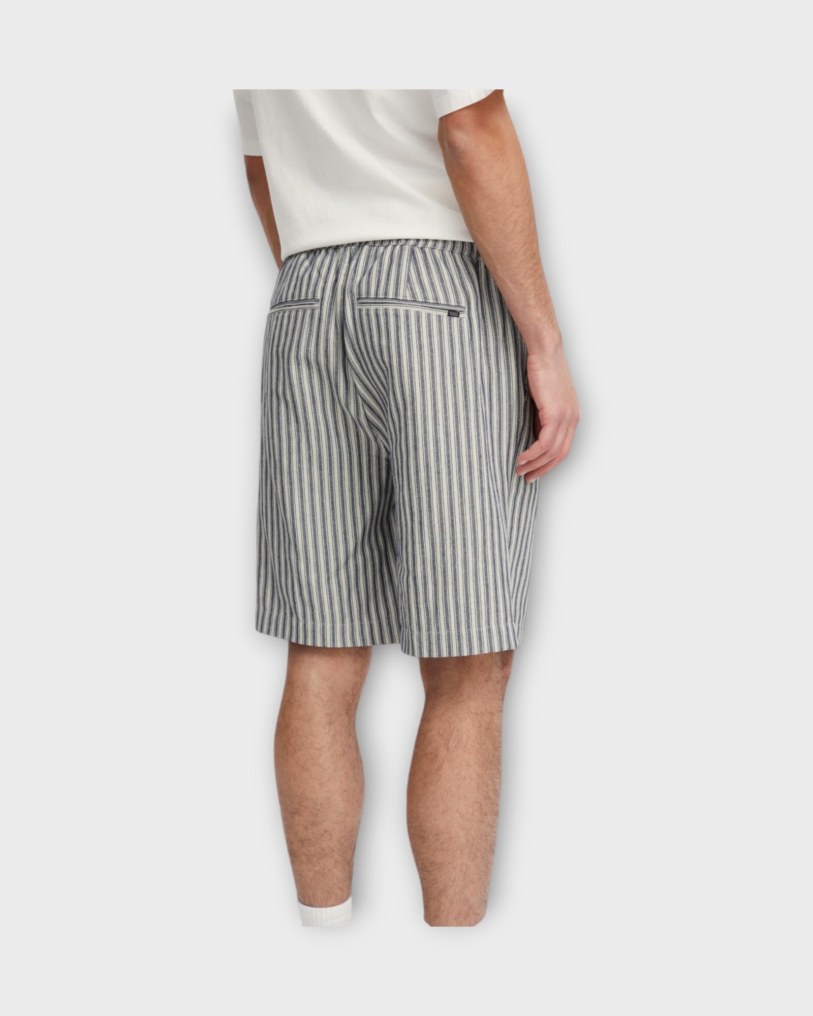 Phelix Striped Shorts  Dark Navy, et par stribet Casual Friday hør shorts til mænd. Regular fit med snører og elastik i livet. Her set på model bagfra.