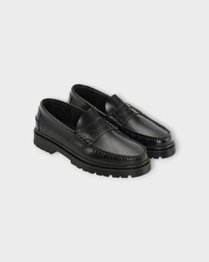 Sort polerede Austin Loafers fra Playboy, vises fra siden med detaljeret læderfinish og klassisk skodesign.