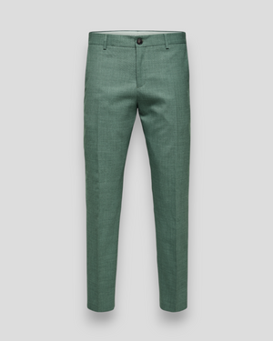 Slim Oasis linnebukser fra Selected i lysegrøn melange, afslappet pasform og bløde teksturer for forår og sommerbrug.