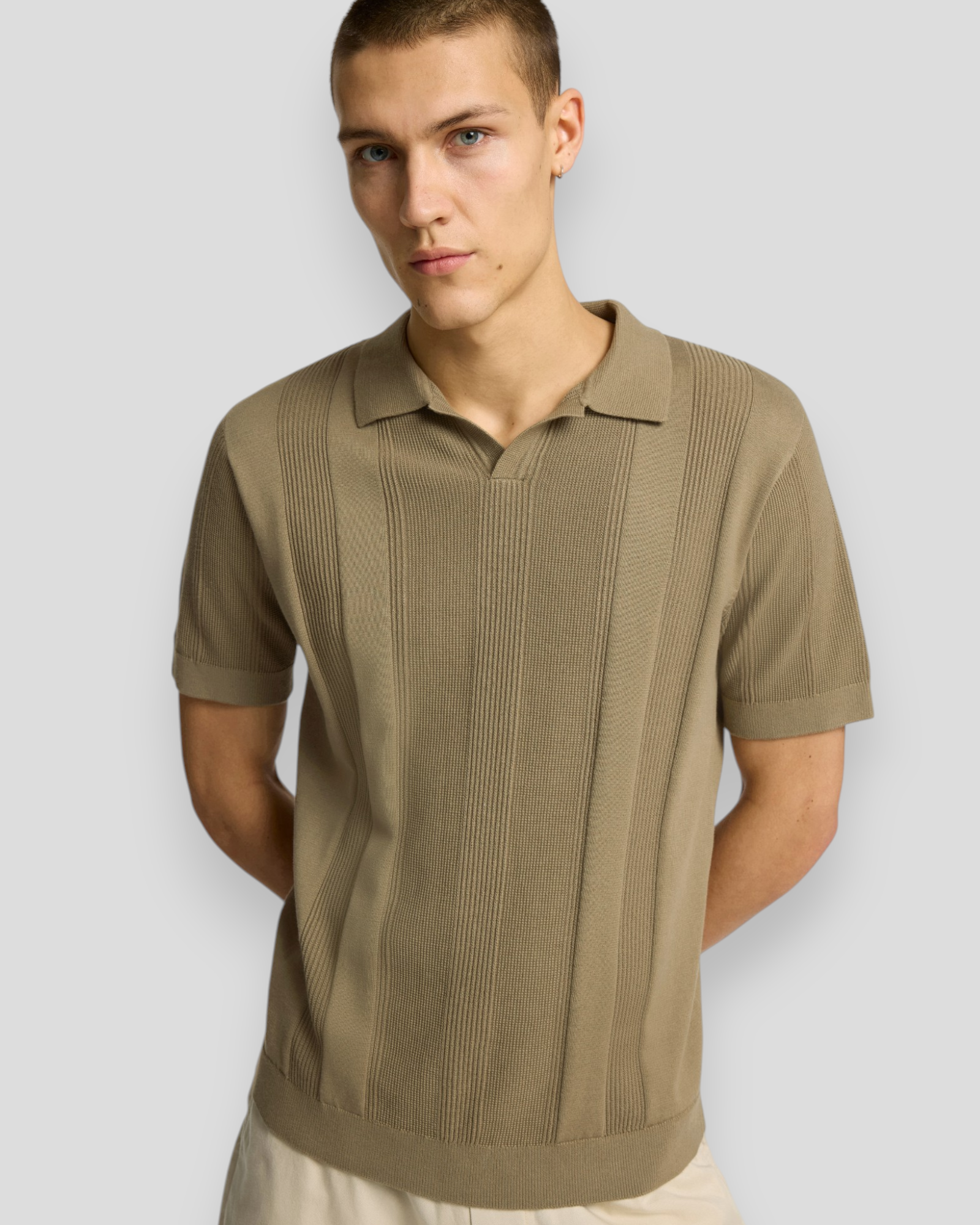 SELECTED HOMME Channing Polo i Vetiver – strikket open polo med struktur, perfekt til sommerens afslappede og stilfulde outfits.