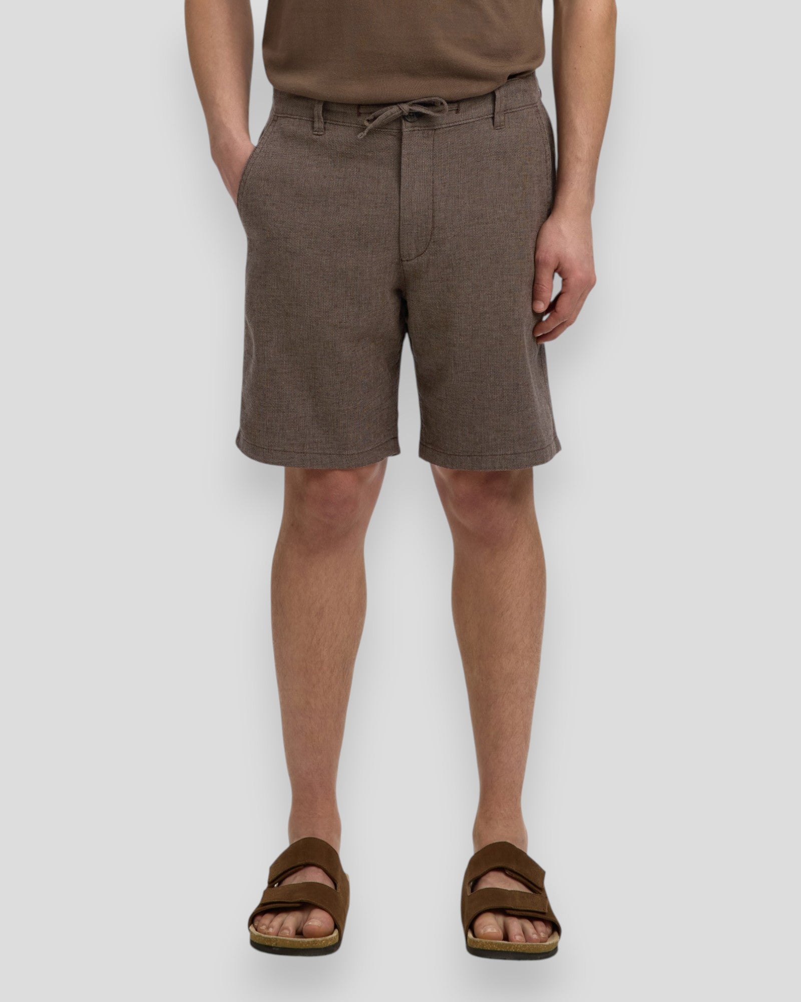 Selected Brody linne shorts i chokoladefarvet med blandet walnøddesign, afslappet og stilfuldt herreshorts til sommer.