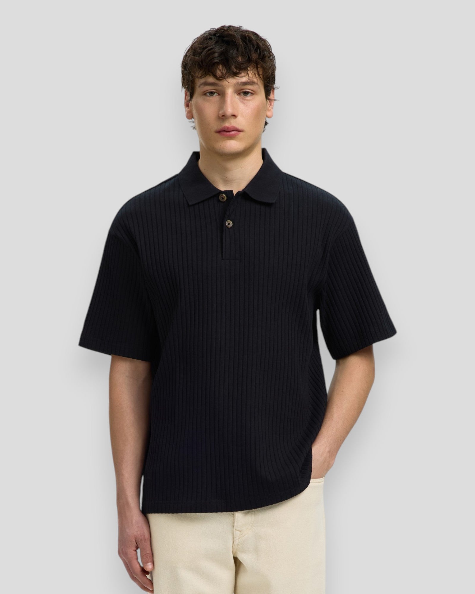 Sort Selected Relax Simon ribbet polo i bomuldsstof med klassisk pasform og polo-krave, vist i et stilfuldt nærbillede.