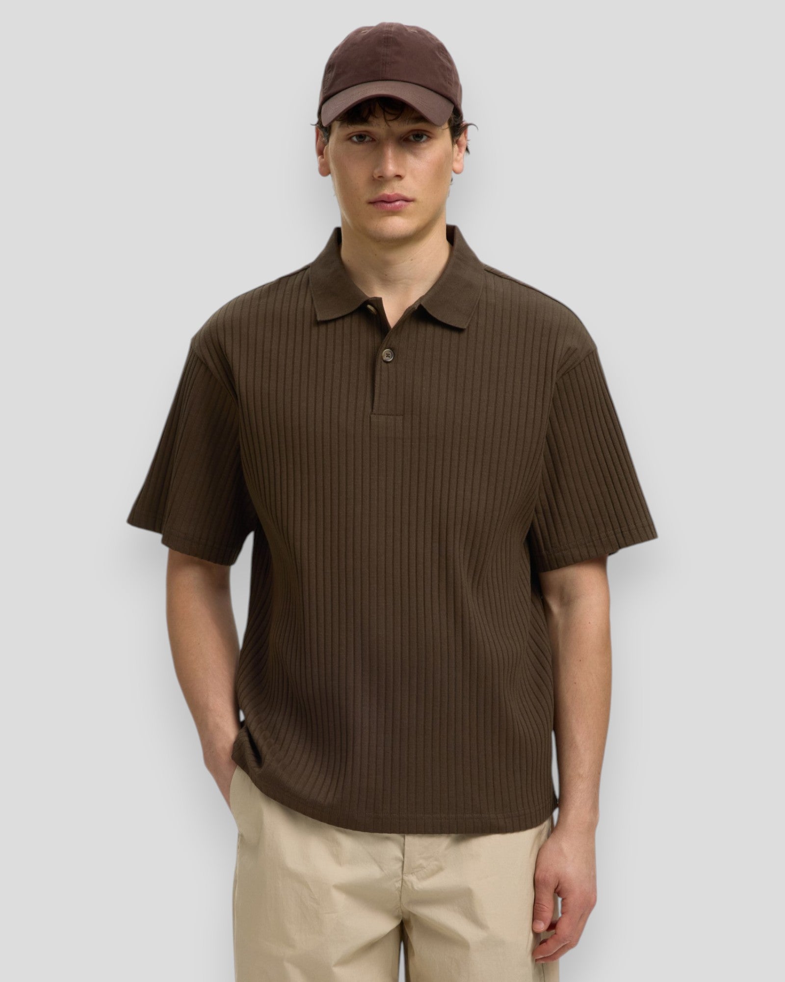 Drenge- eller herrepolo fra Selected Relax Simon i ribstrikket design i farven Turkish Coffee, vises på billedet.