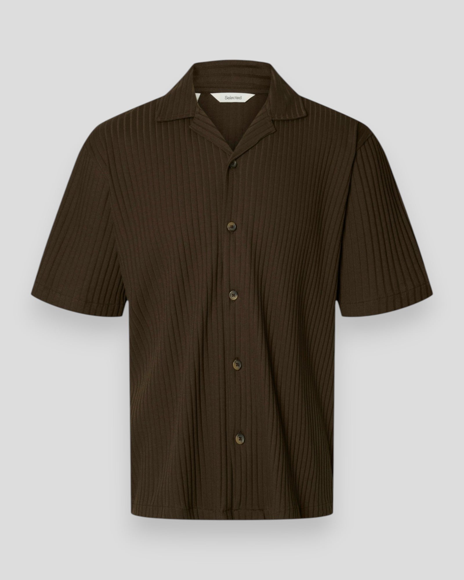 Selected Relax Simon ribstrikket polo i tyrkisk kaffe, afslappet stil og blødt materiale, vist på model.