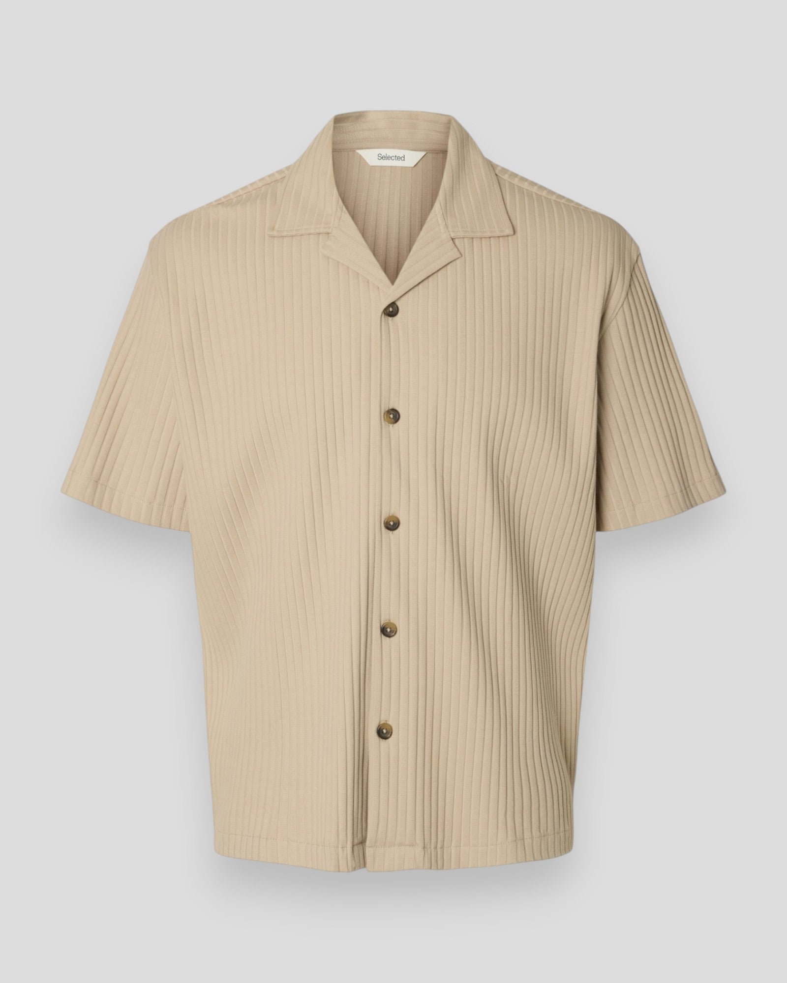 Drengepolo i ribstrikket uld fra Selected, afslappet overshirt i uldmateriale.