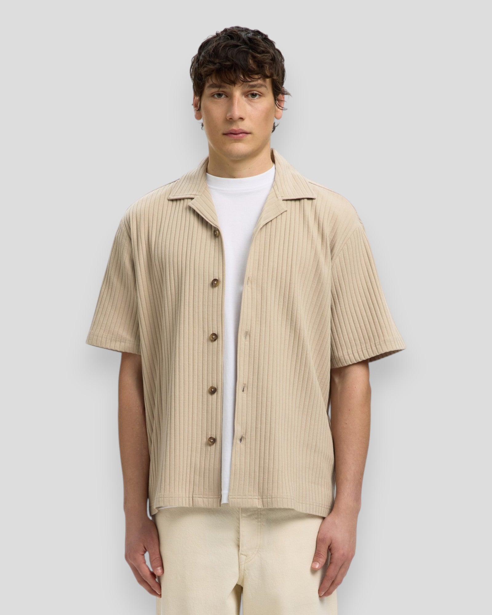 Selected Relax Simon ribbet polo i ren cashmere, blød og komfortabel med klassisk design og ribstrikket tekstur.