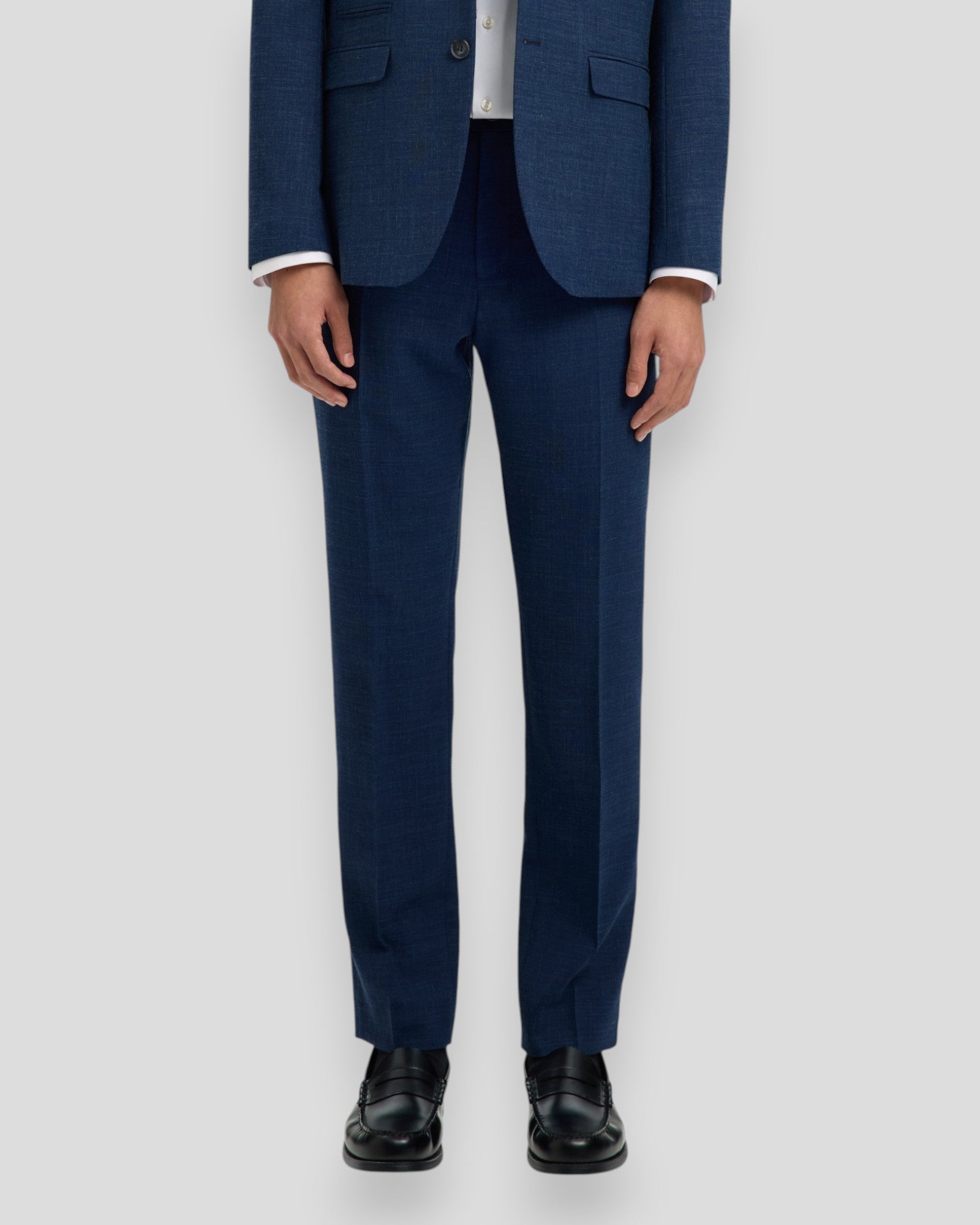 Slim Oasis linnebukser fra Selected i mørk navy, vises med en afslappet pasform og detaljeret syning.