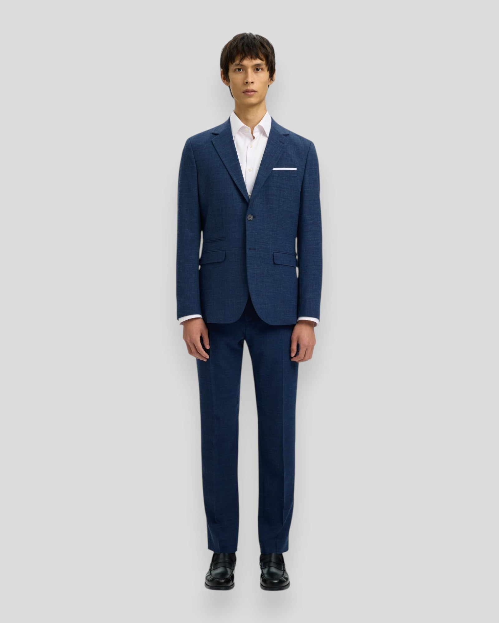Slim Oasis lynbukser til mænd i mørk navy fra Selected, vises med fokus på pasform og stil.