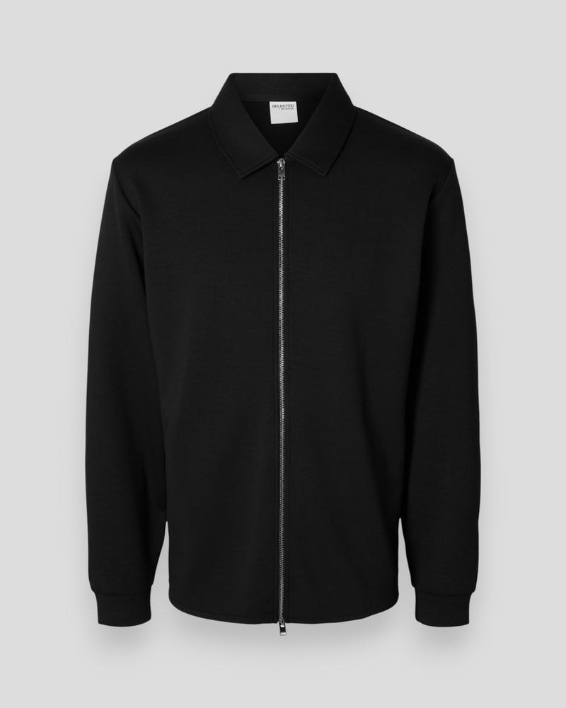 Sort Emanuel Soft Full Zip Sweatshirt fra Selected med lynlås og komfortabel pasform, vist på en model.