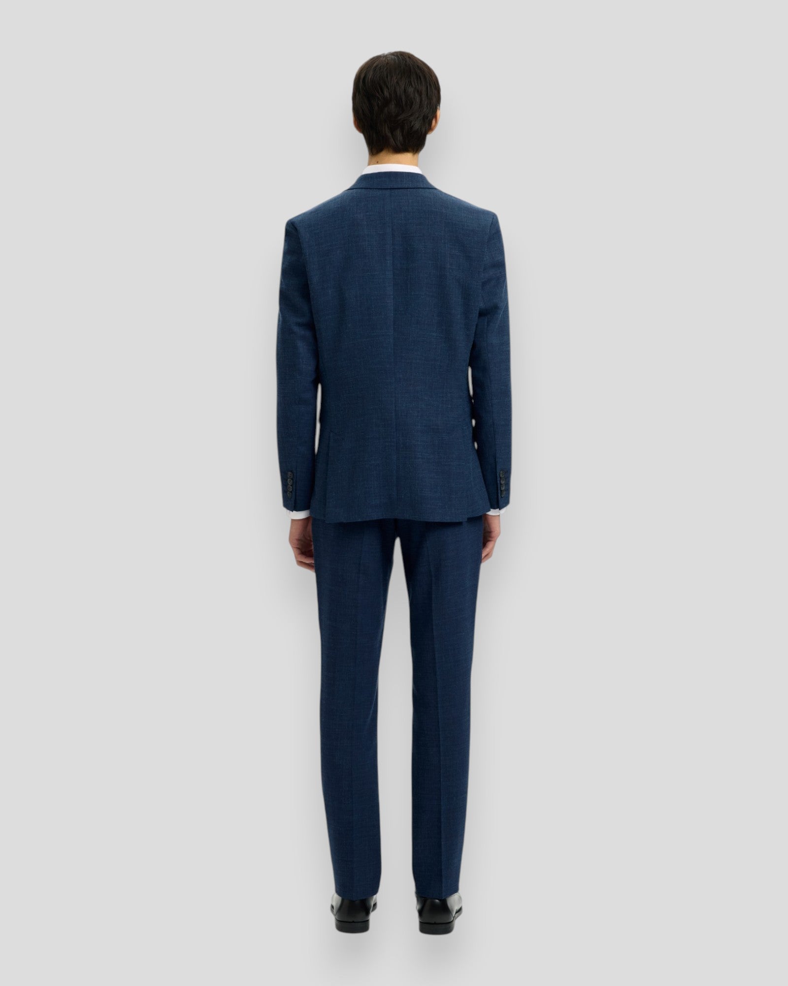 Mandsblazer i mørk navy fra Selected Slim Oasis Linen, let og luftigt med klassisk pasform og knapper foran.