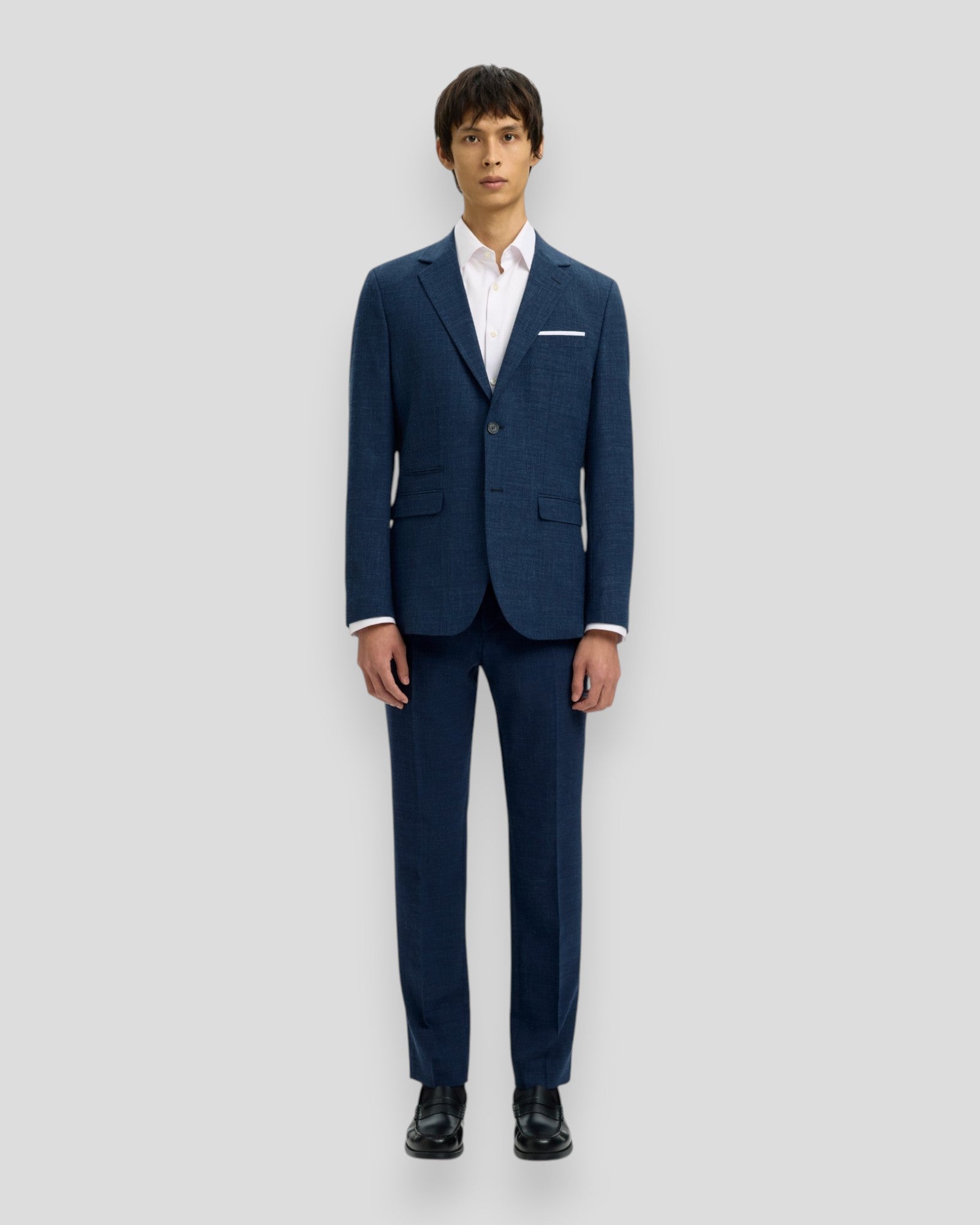 Slim Oasis linned blazer fra Selected i mørk navy, vist på model med knaplukning og klassisk snit.