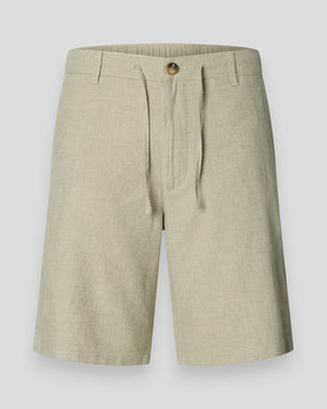 Lette Regular Brody linnen shorts i vetiver og havre fra Selected, afslappet sommerlook, vises på billedet.