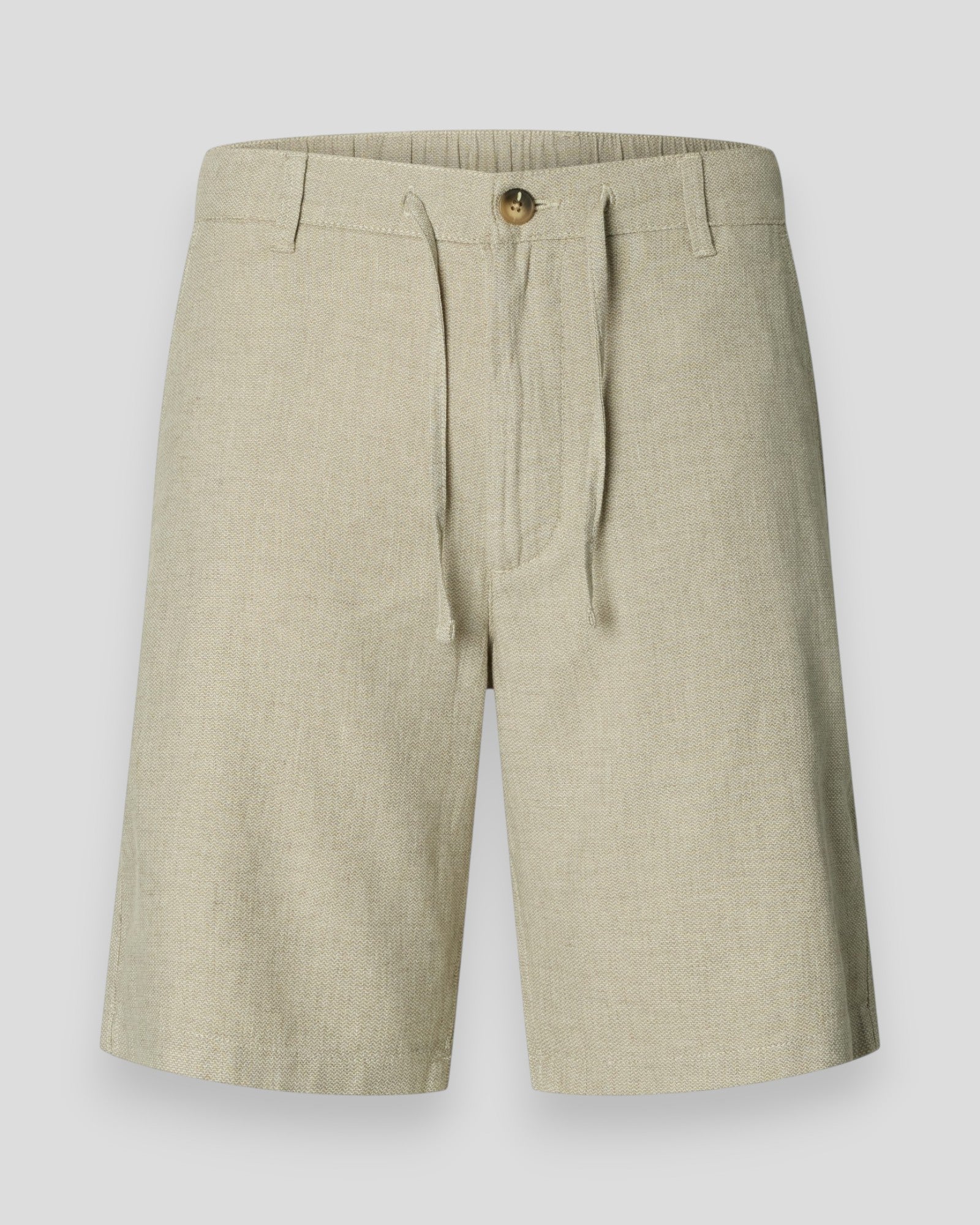 Lette Regular Brody linnen shorts i vetiver og havre fra Selected, afslappet sommerlook, vises på billedet.