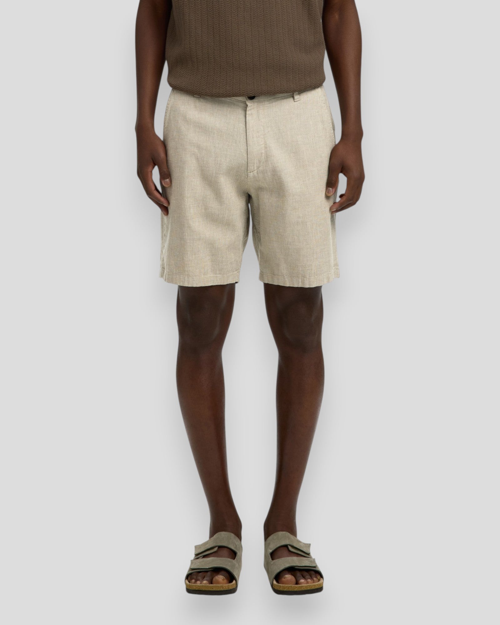 Lækre Regular Brody Linned Shorts fra Selected i vetiver og oatmeal, casual herre shorts til sommeren.