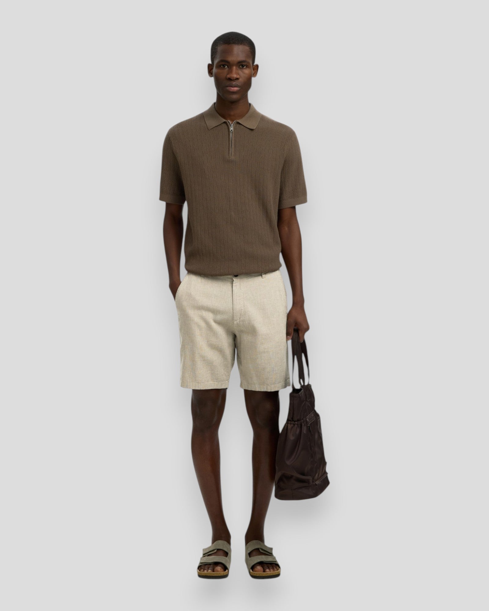 Mænds Regular Brody Linnebukser i Vetiver-blanding med havrefarvet, fra Selected, vist på modellen.