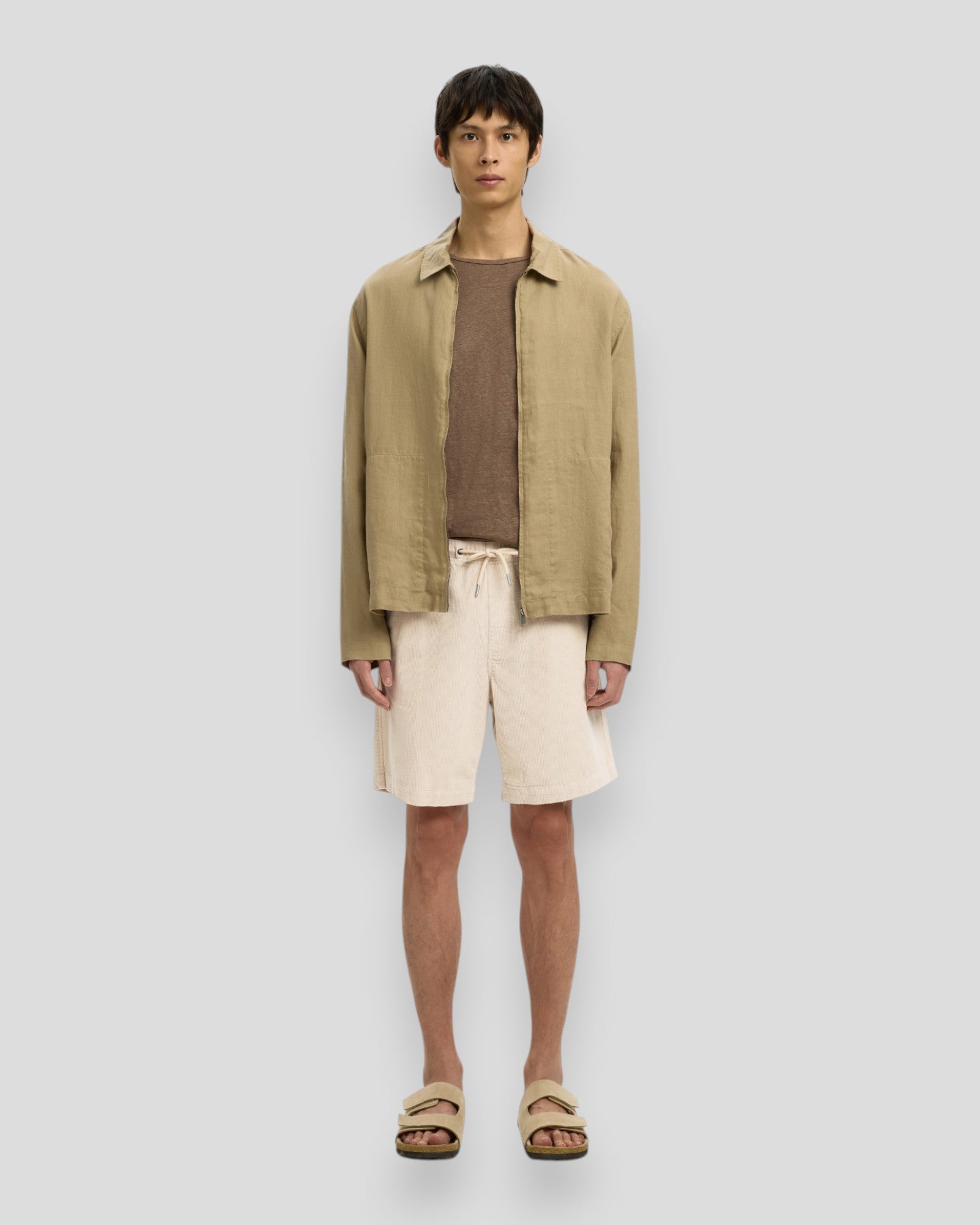 Mænds Regular Jace cordfløjels shorts i farven Fog fra Selected, afslappet pasform og blødt stof.