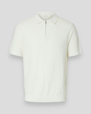 Hvid Selected Can SS Knit Structure Zip Polo med krave og glat struktur, egret farve, vist på mand.