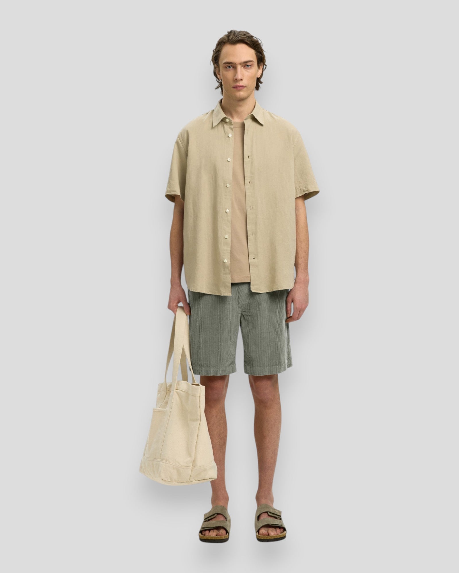 Selected Jace corduroy shorts i vetiverfarve, her vist på en model, fremhæver det afslappede sommerlook.