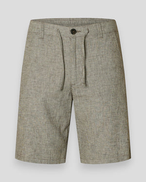 Selektive Regular Brody Linen Shorts i blandet oatmeal med let, luftigt stof til sommerbrug, vises på billedet.