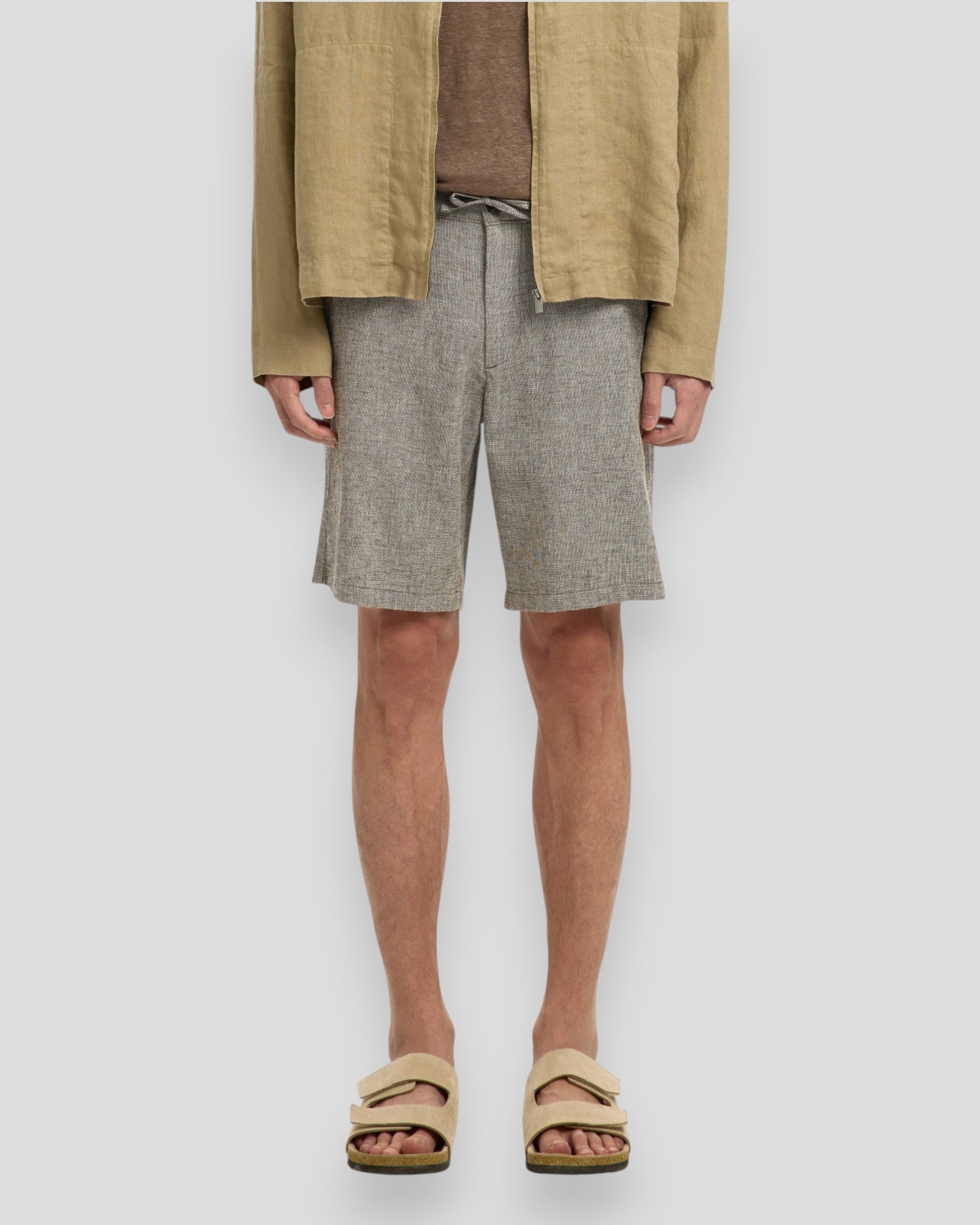 Selected Brody linen shorts til mænd i oatmeal, afslappet sommerlook, let og åndbar tekstur, perfekte til varme dage.