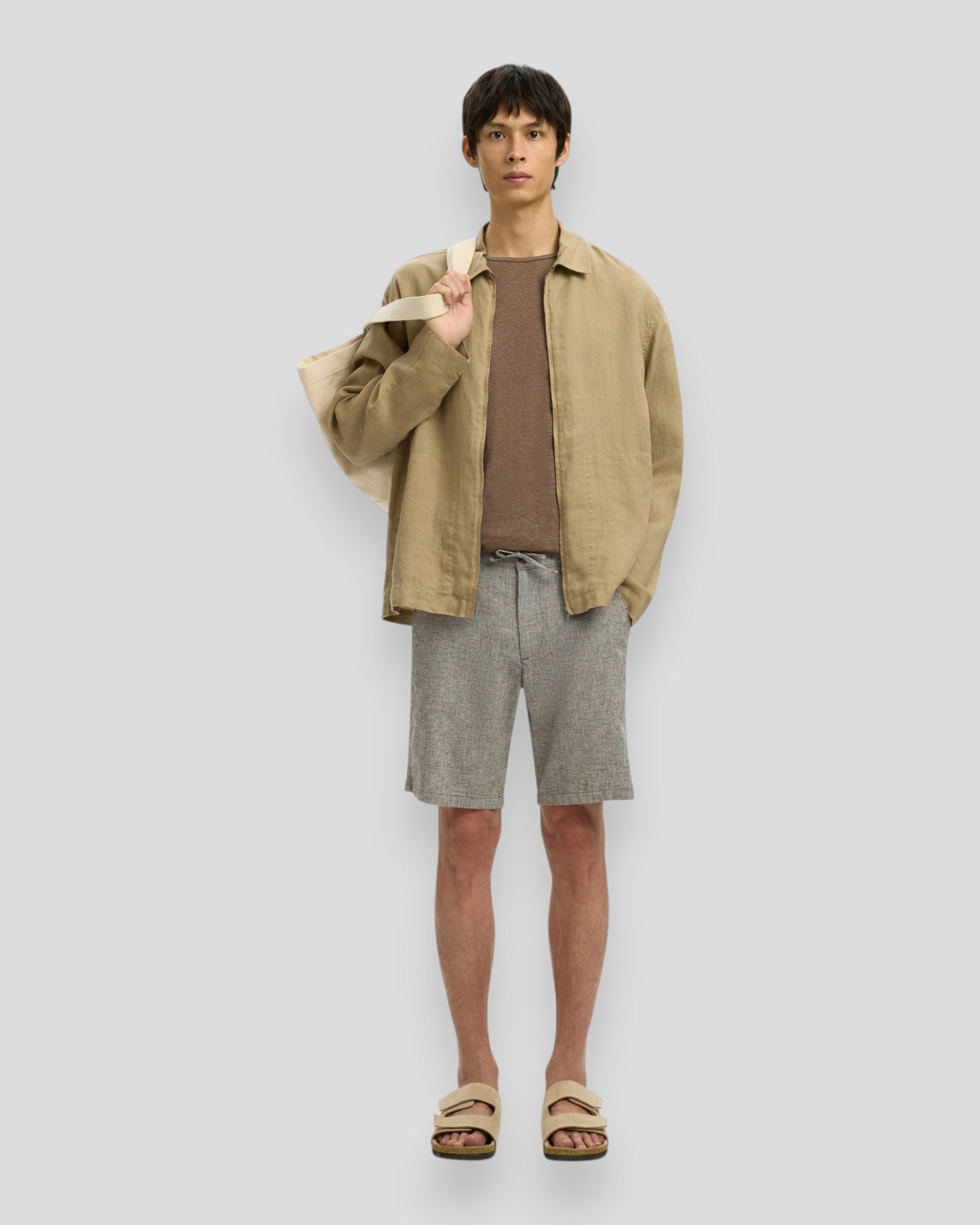 Selected Brody Linen Shorts i oatmeal til mænd, afslappet sommershorts i let, åndbart linnedmateriale.