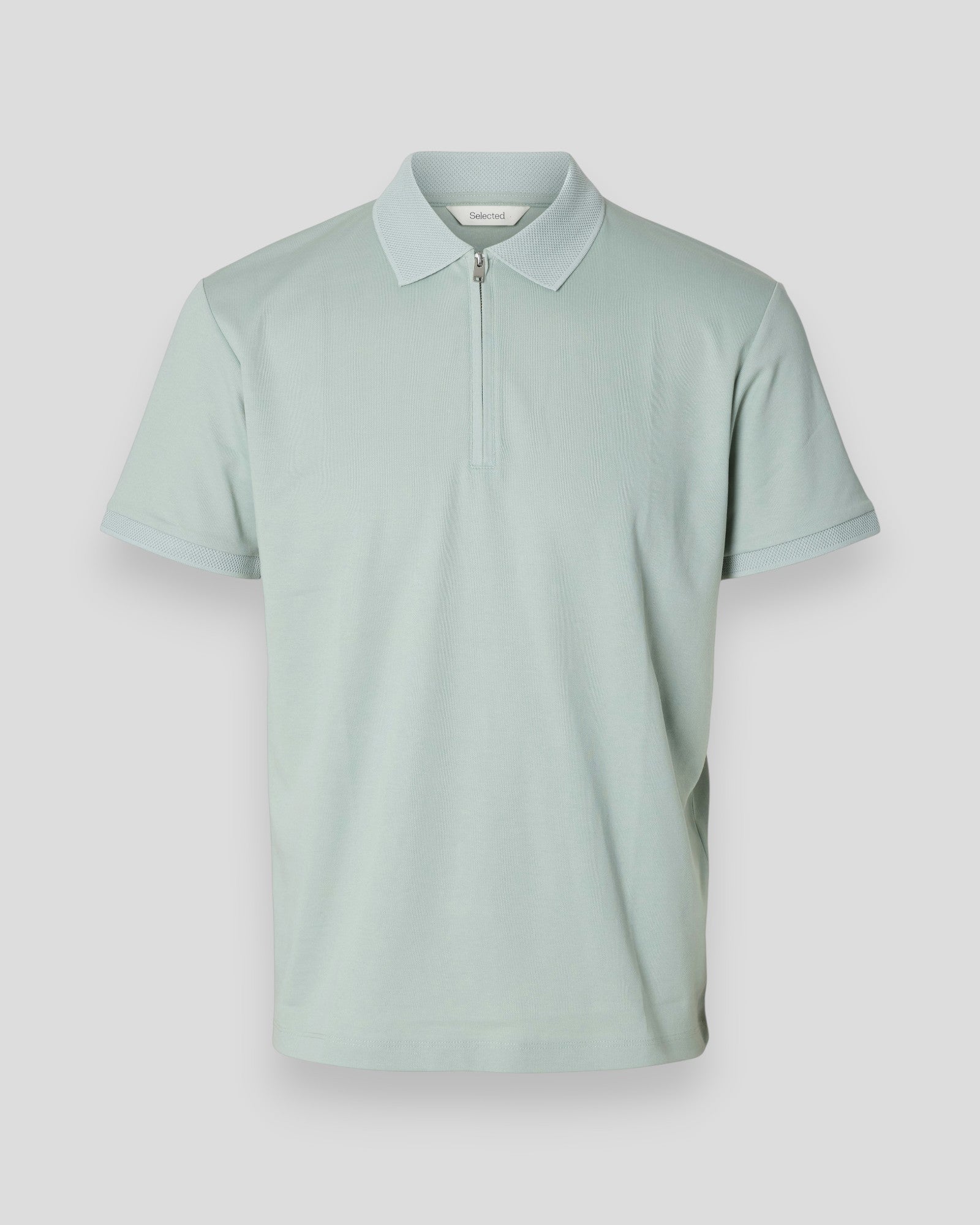 Aqua gråt Selected Fave Zip SS Polo til mænd, vises med lynlåslukning og klassisk pasform på model.