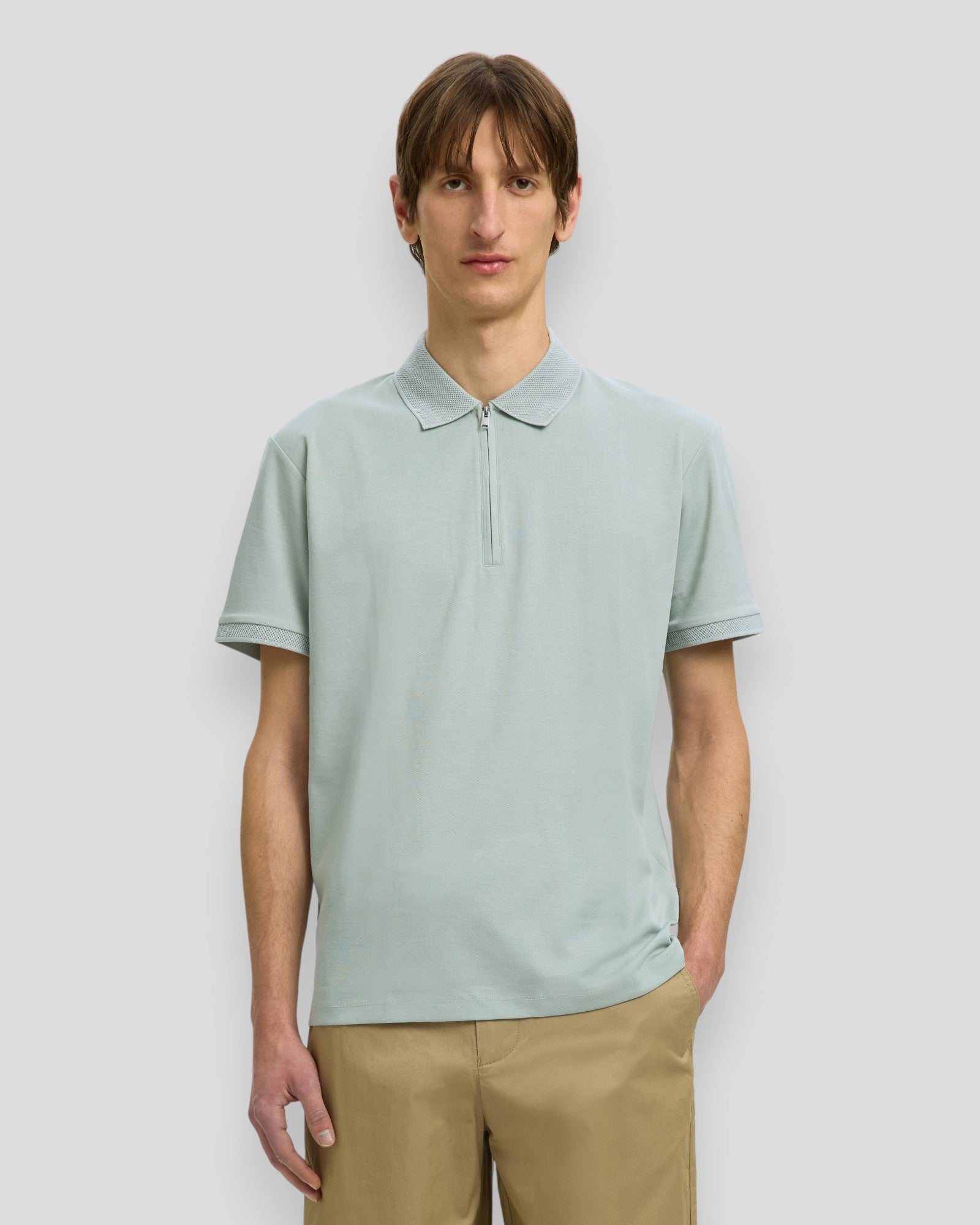 Mænds Selected Fave Zip SS Polo i aqua grå, casual polo med lynlås og blødt stof, vist på model.