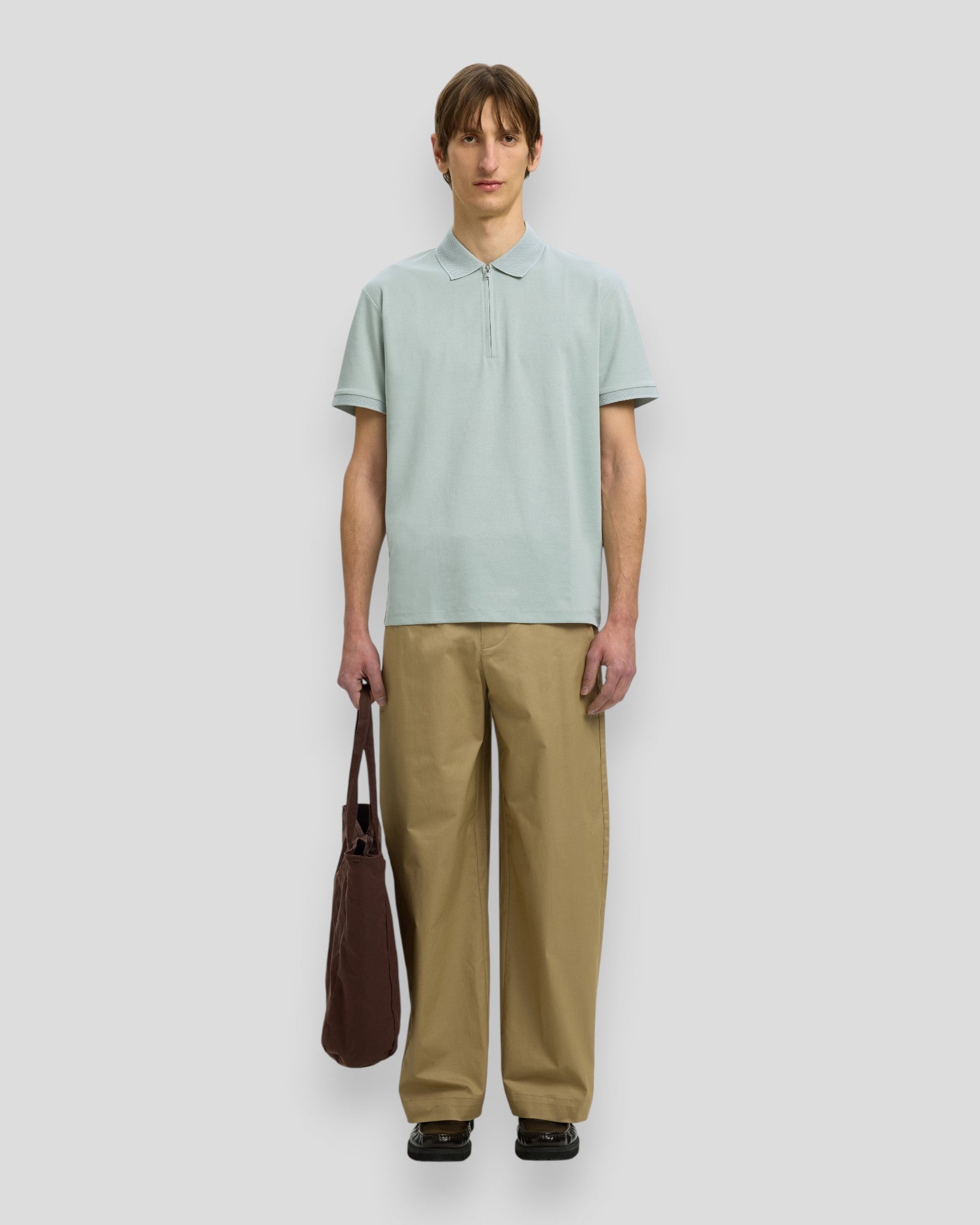 Aqua gråt Selected Fave Zip SS polo-shirt til mænd, vist på model med åben lynlås og krave, casual sommerlook.