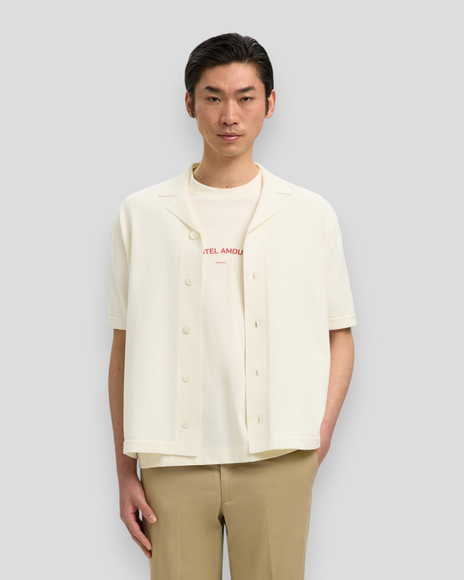 Mænds Selected Amour Intarsia Relaxed Polo Cardigan i egret med kunstnerisk mønster, vises i nærbillede.