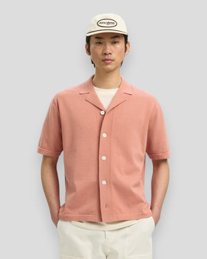 Selected Amour Intarsia Relaxed Polo Cardigan i Rose Dawn, vises på model med detaljer af strik og farvetekstur.