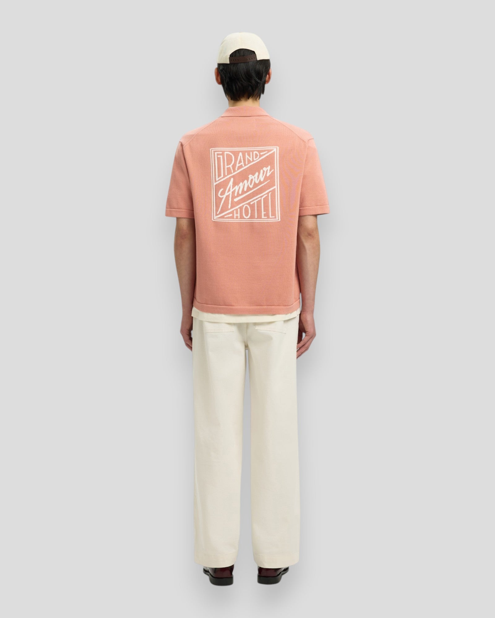 Selected Amour Intarsia Relaxed Polo Cardigan i Rose Dawn med kunstnerisk design, vises i dette billede.