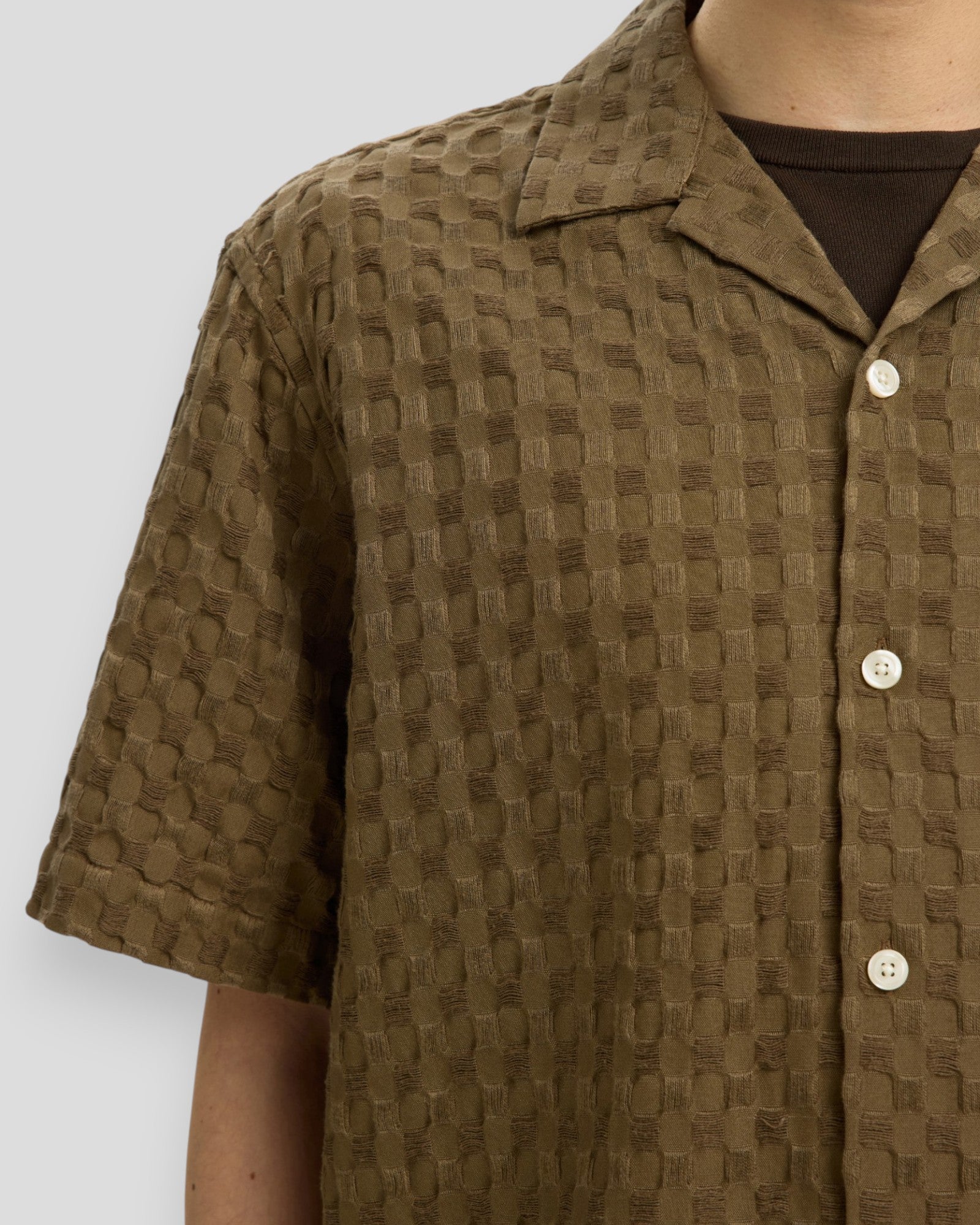 Selected Relax Monty Texture SS skjorte i chokolade chip med tekstur, vises med afslappet pasform og let materiale.