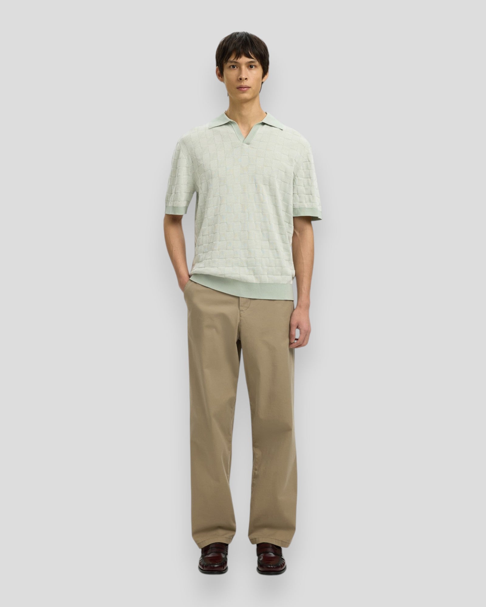 Selected Milas SS Knit afslappet polo i aqua grå med åbne krave og egret detaljer, perfekt til sommerbrug.